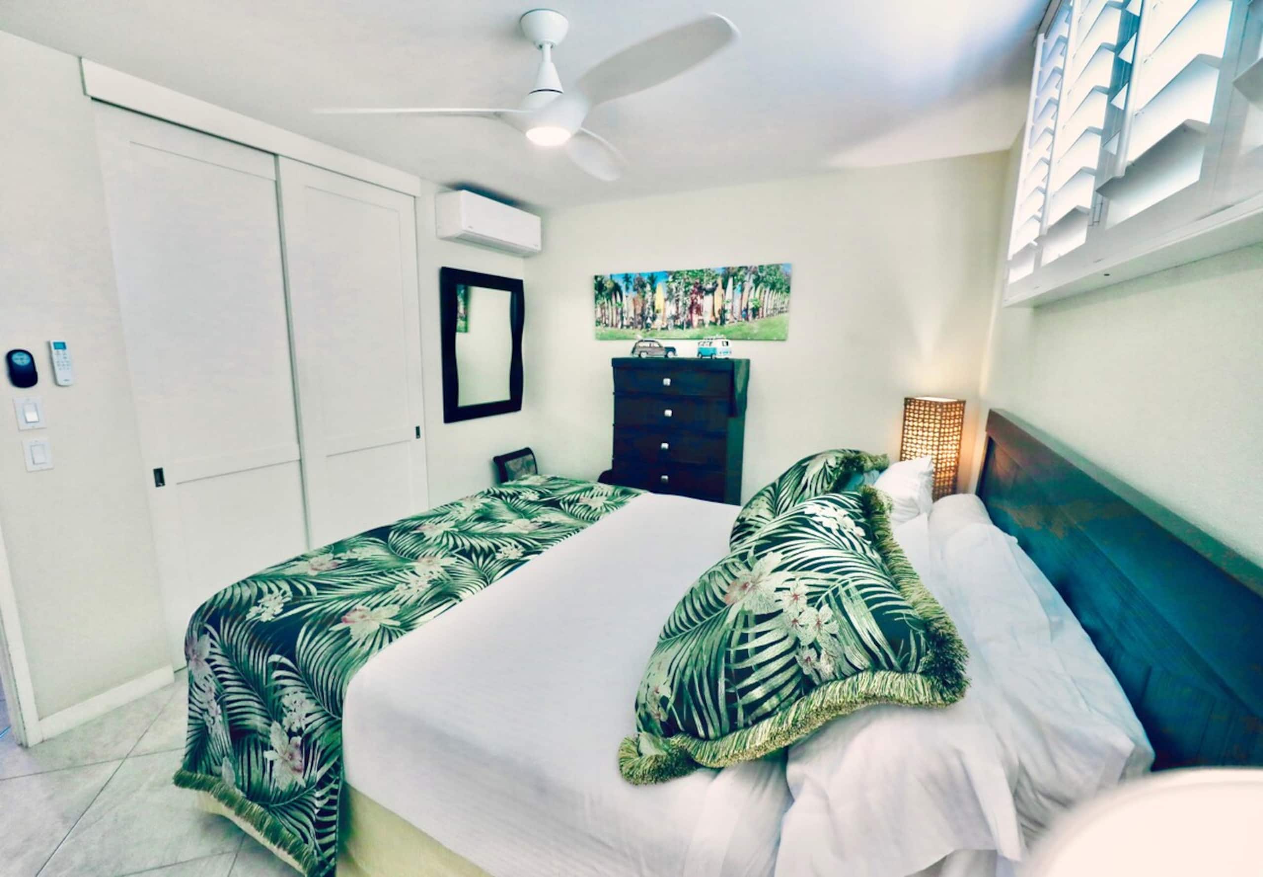 1BR Oceanfront Corner, Wraparound Lanai + A/C - Photo 9