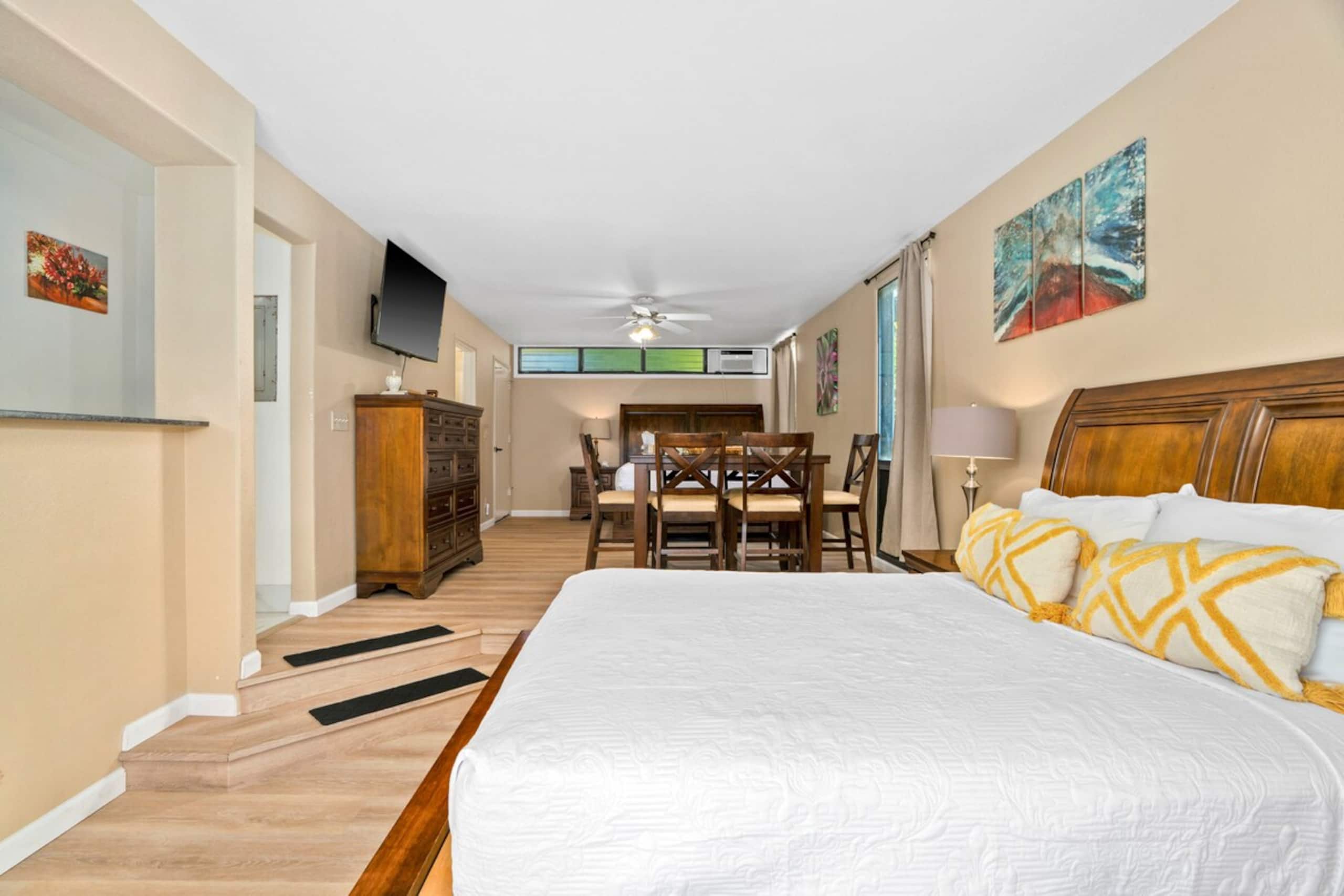 Lovely Corner Gem W/ Private Balcony, Fast WiFi - Photo 7