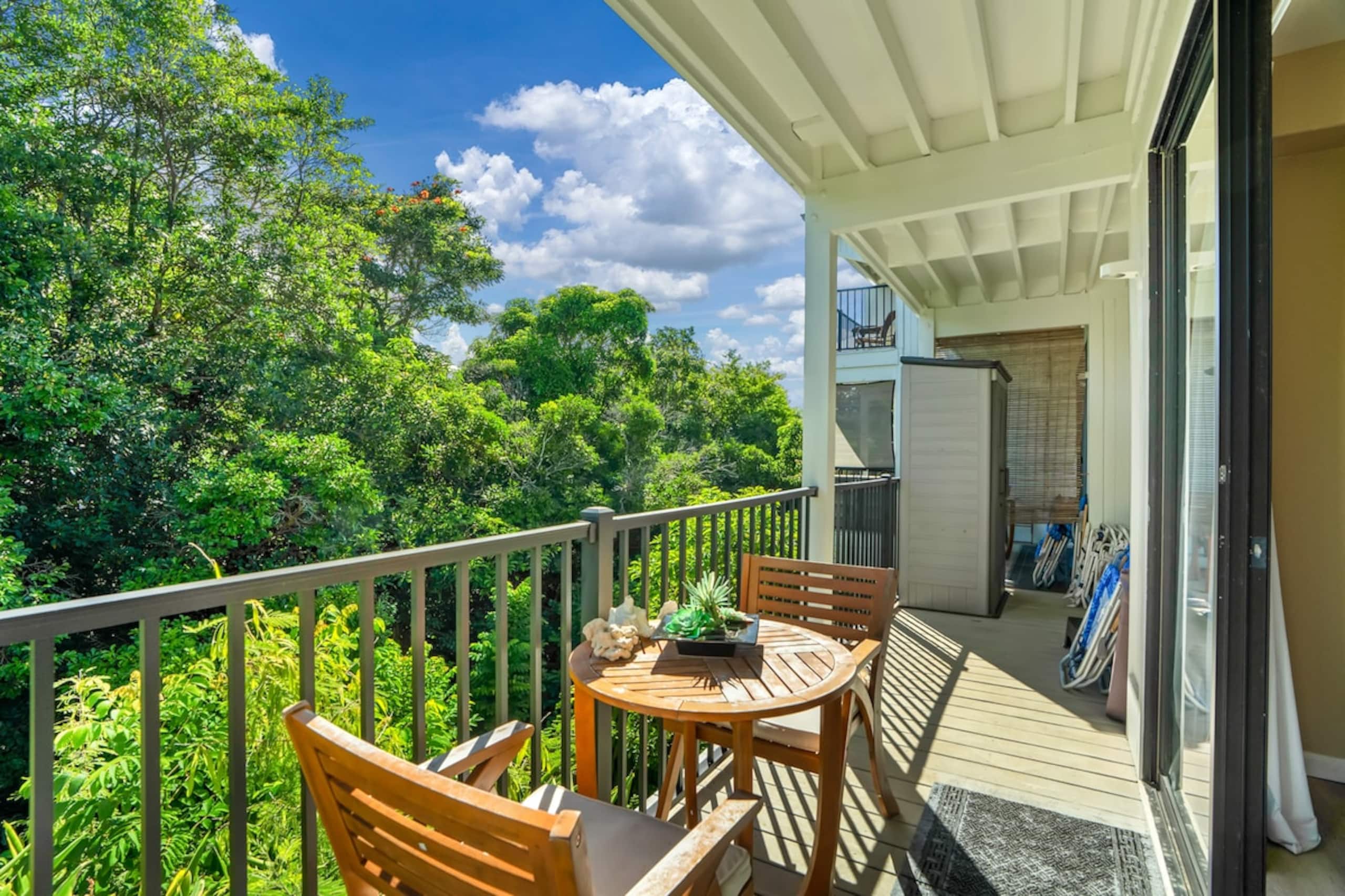 Lovely Corner Gem W/ Private Balcony, Fast WiFi - Photo 4