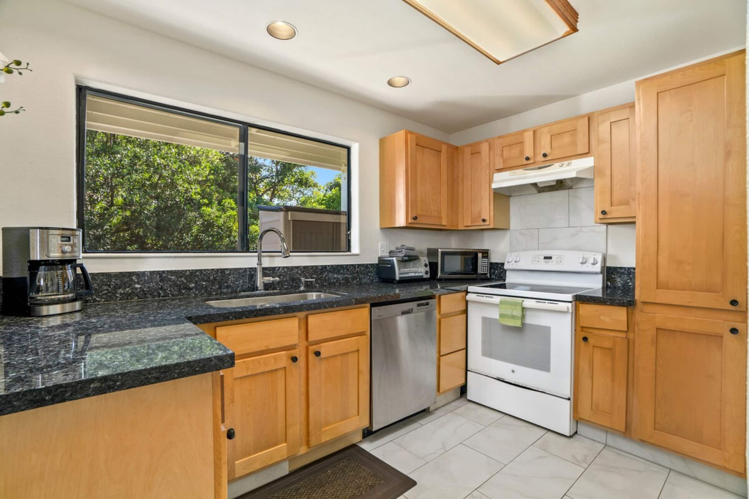 Lovely Corner Gem W/ Private Balcony, Fast WiFi - Main photo