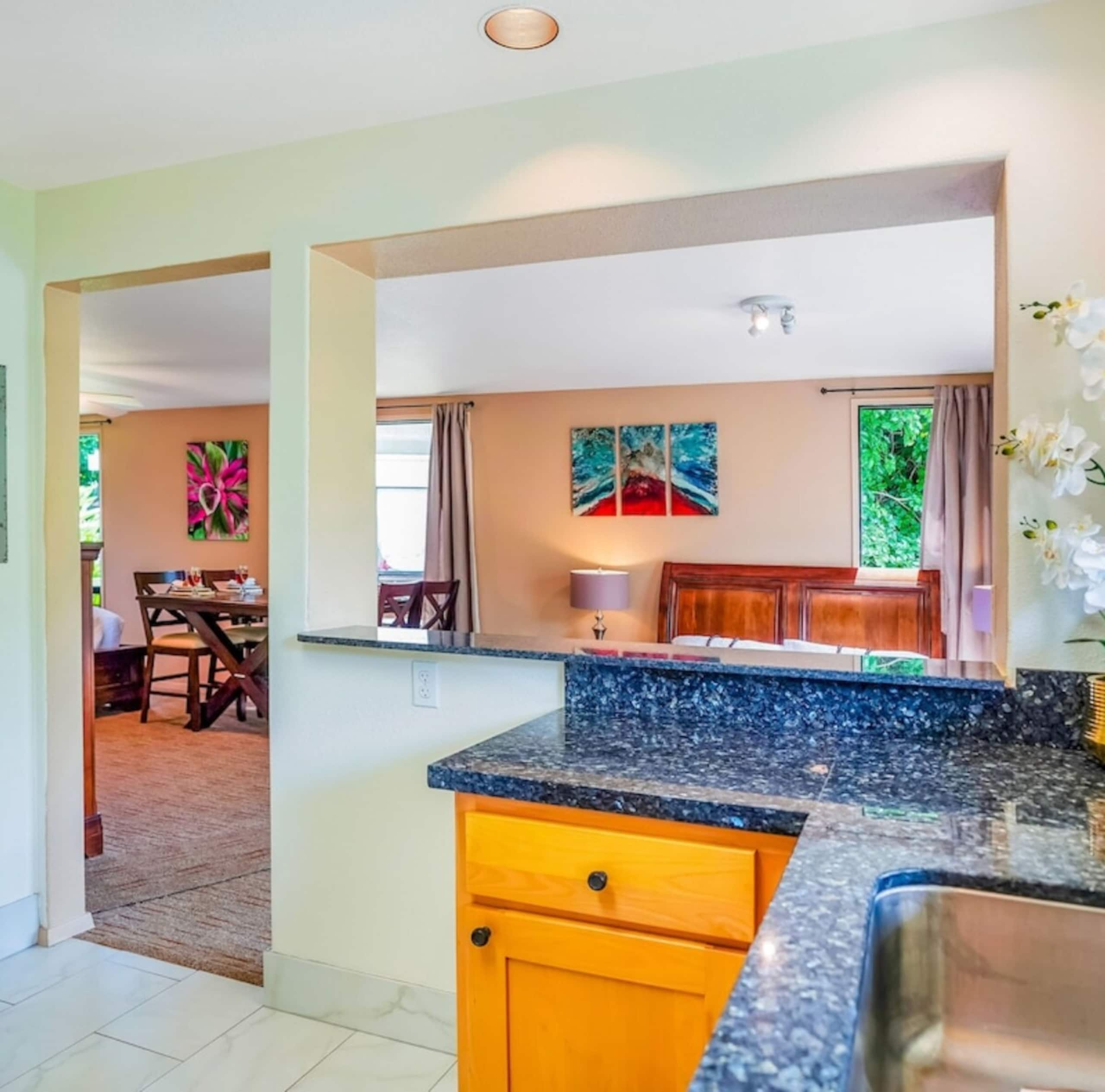 Lovely Corner Gem W/ Private Balcony, Fast WiFi - Photo 3
