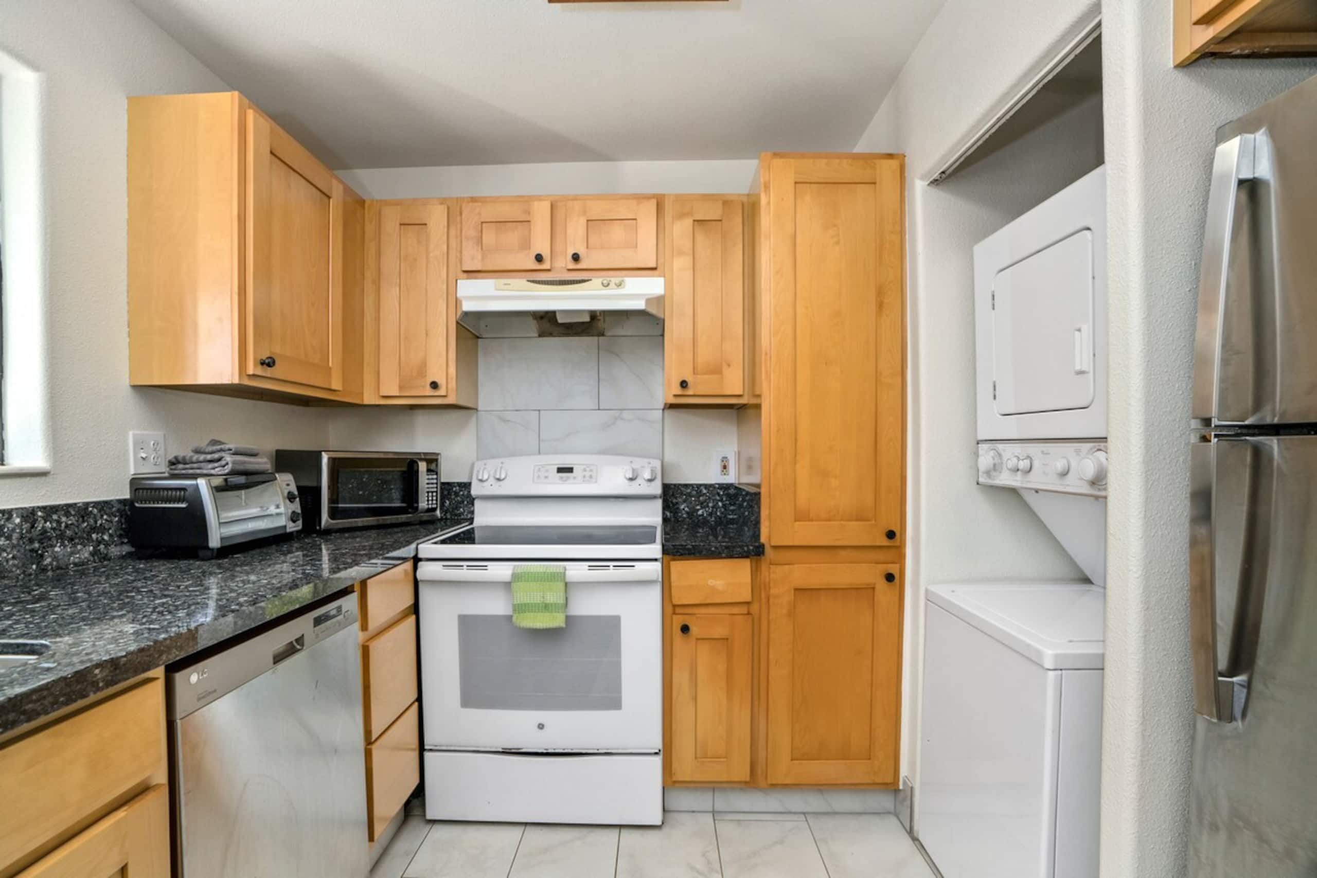 Lovely Corner Gem W/ Private Balcony, Fast WiFi - Photo 2