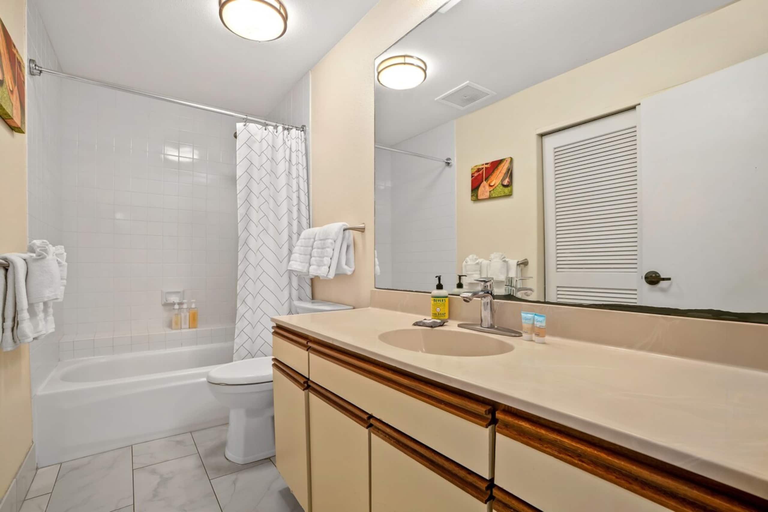 Lovely Corner Gem W/ Private Balcony, Fast WiFi - Photo 16