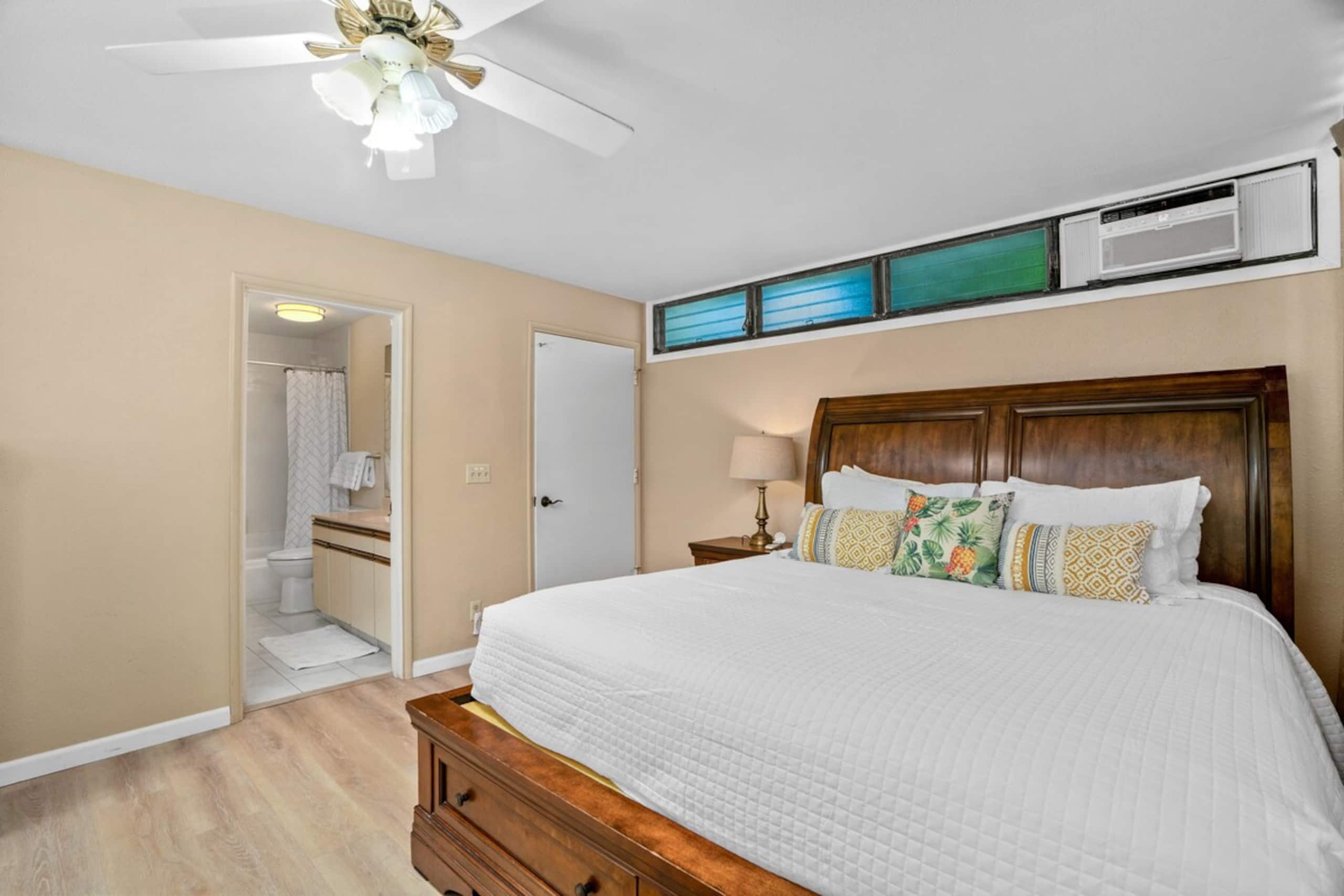Lovely Corner Gem W/ Private Balcony, Fast WiFi - Photo 8