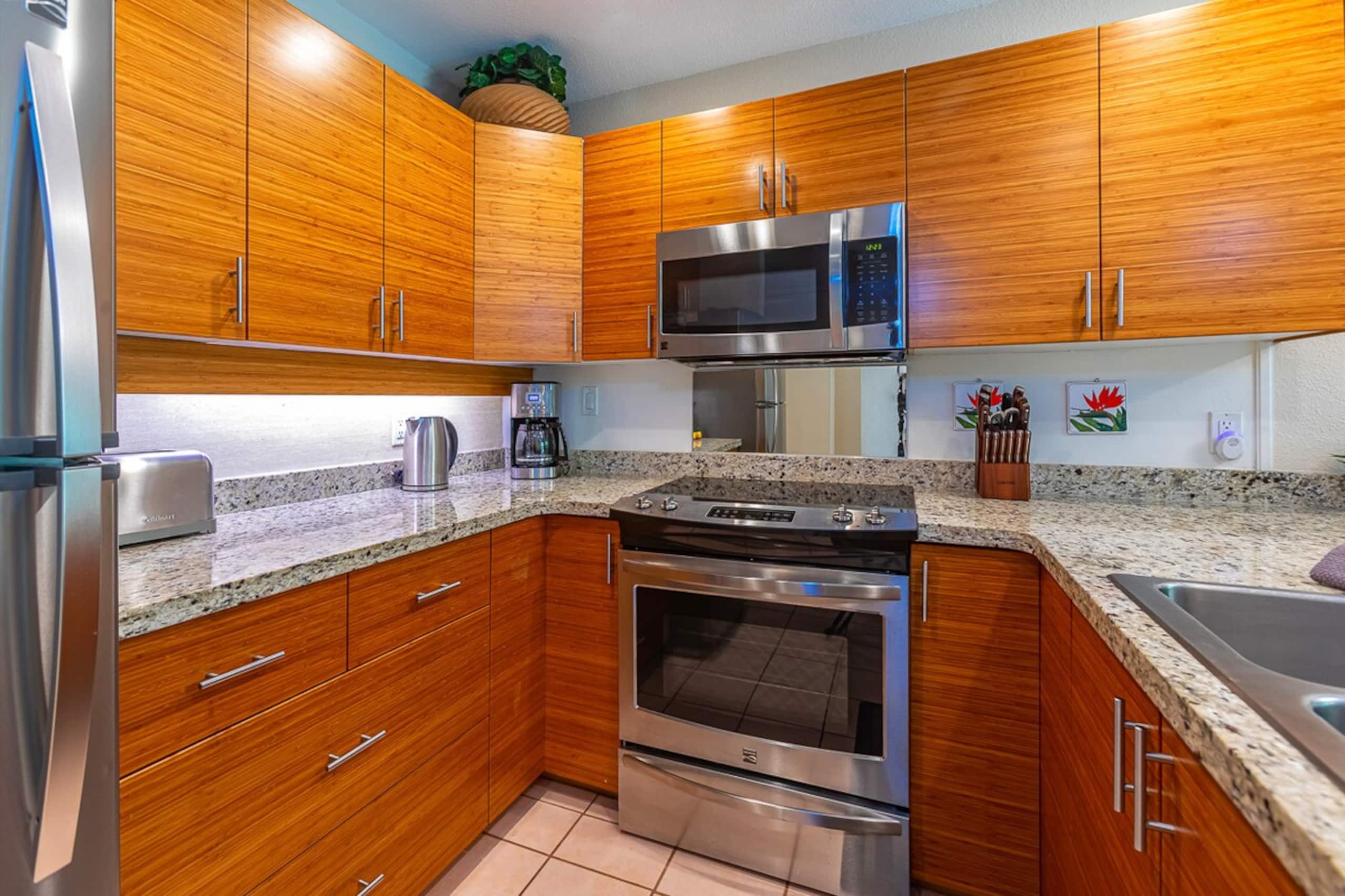 Beachfront Kihei condo w/ pool and hot tub - Photo 16