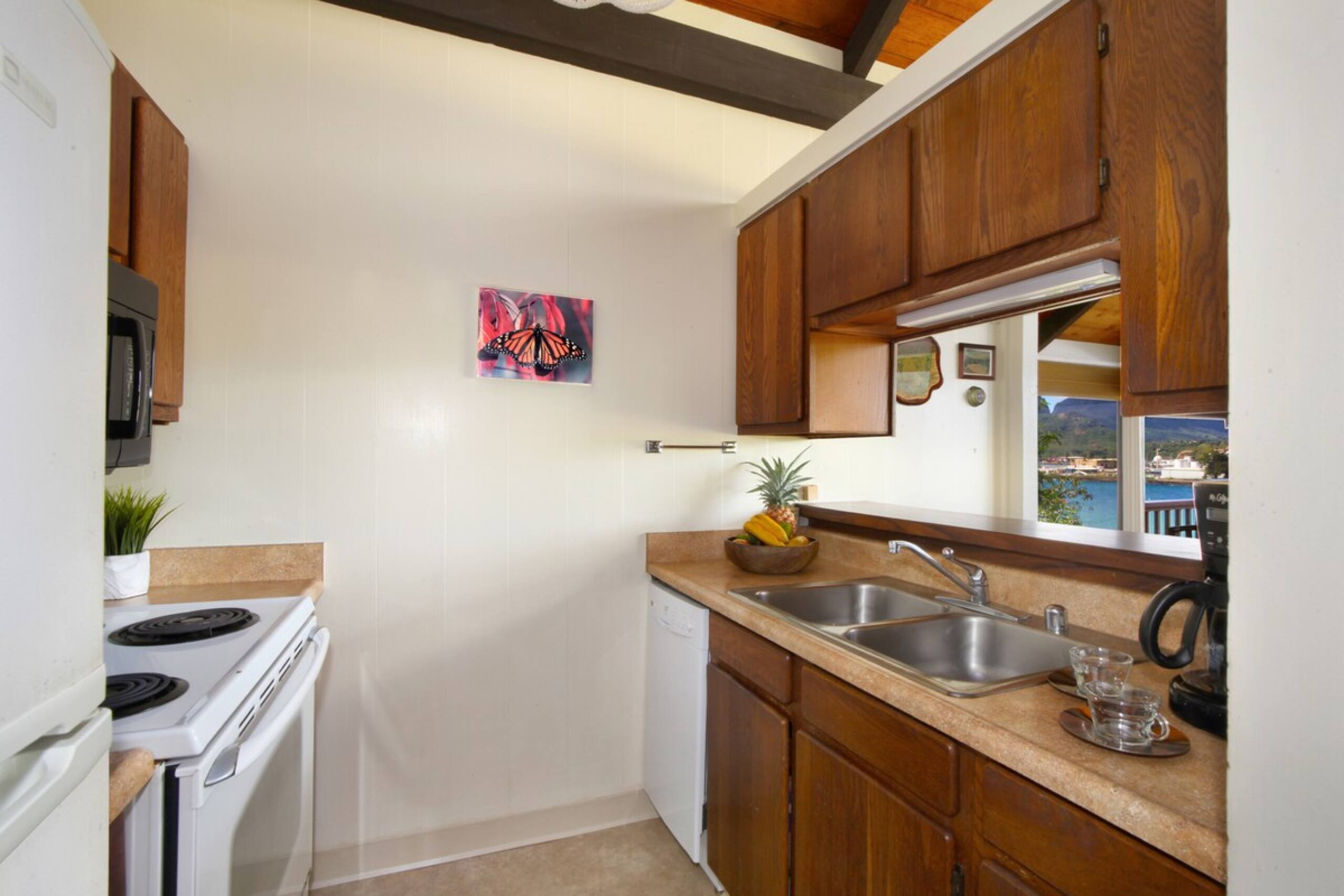 NEW A/C 2 Bed Cliffside Ocean Bay View in Lihue - Photo 4