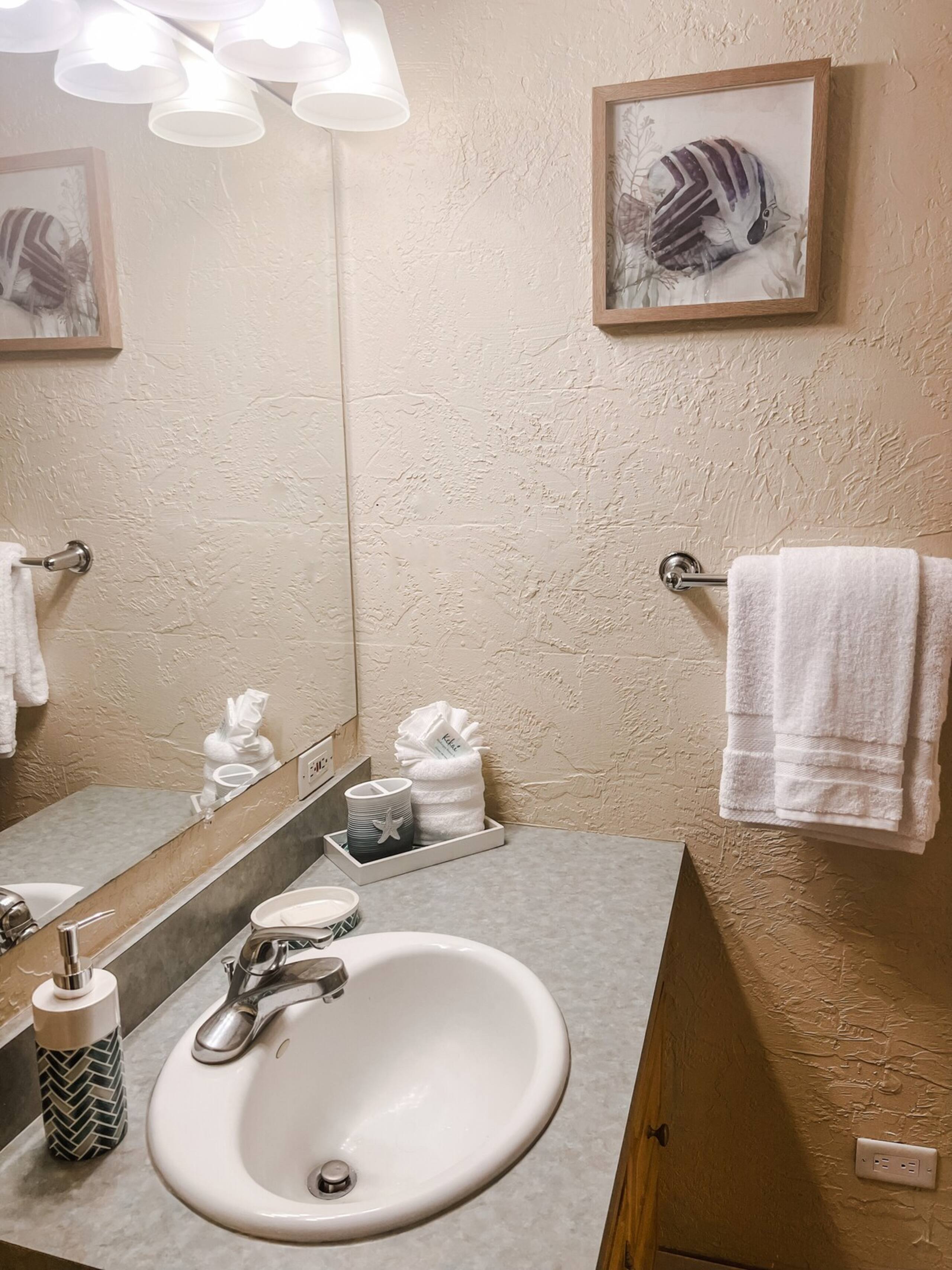Stunning 2BR/2BA Top Flr Ocean View + Mountains - Photo 8
