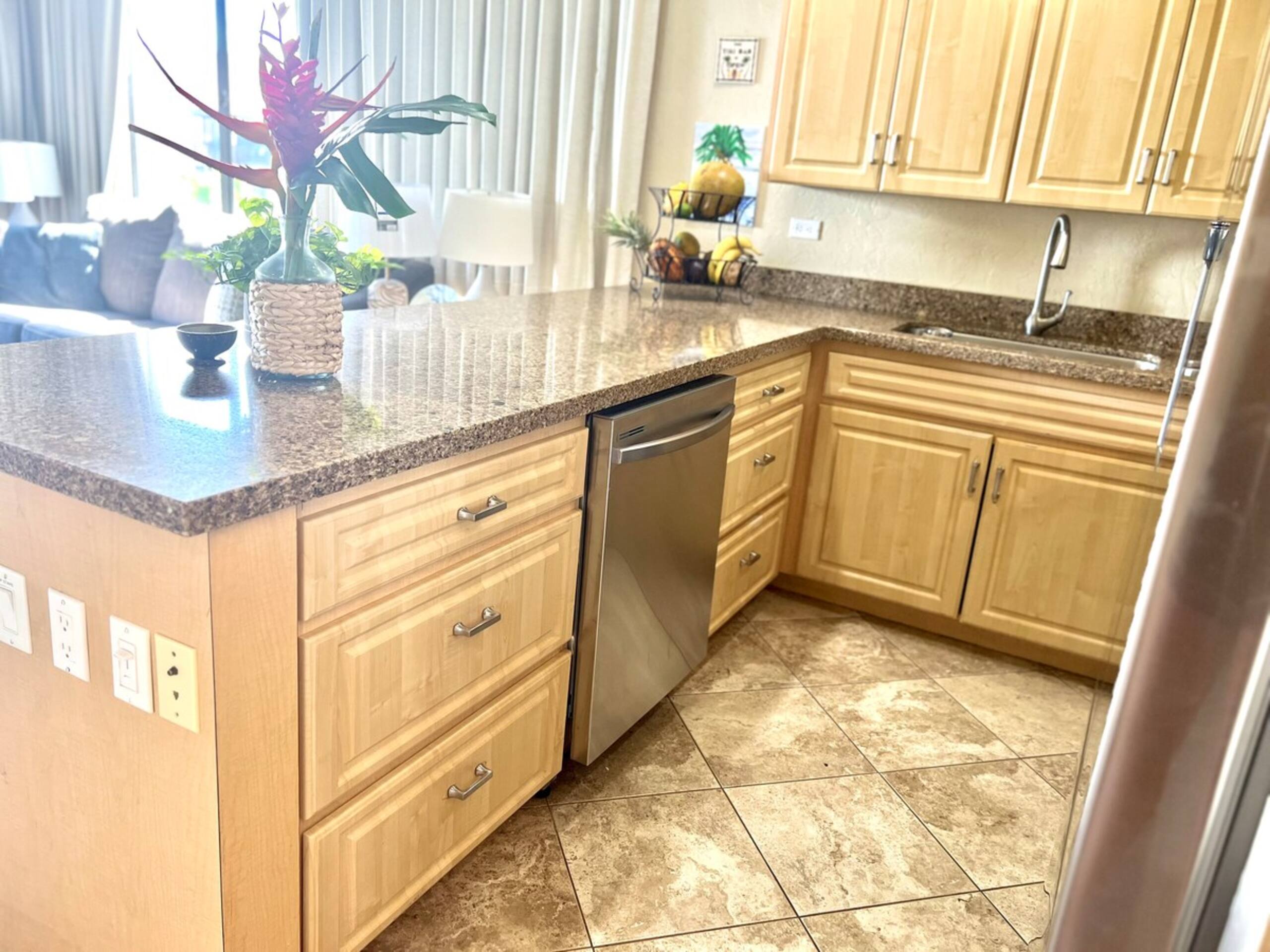 Stunning 2BR/2BA Top Flr Ocean View + Mountains - Photo 10