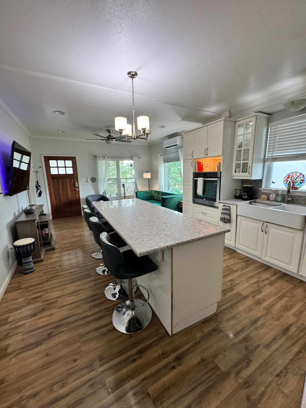 Relaxed East Austin Gem-Hot Tub & Backyard Retreat