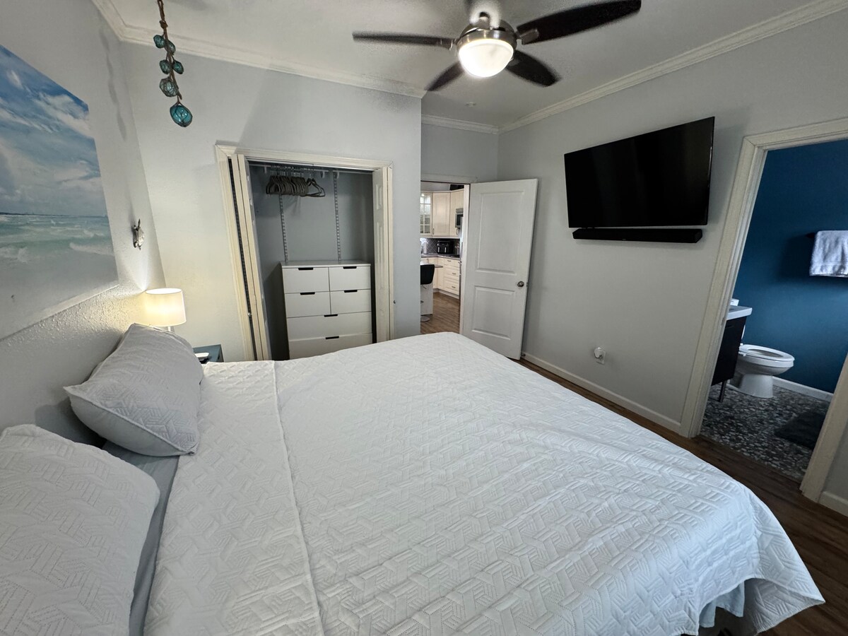 Relaxed East Austin Gem-Hot Tub & Backyard Retreat
