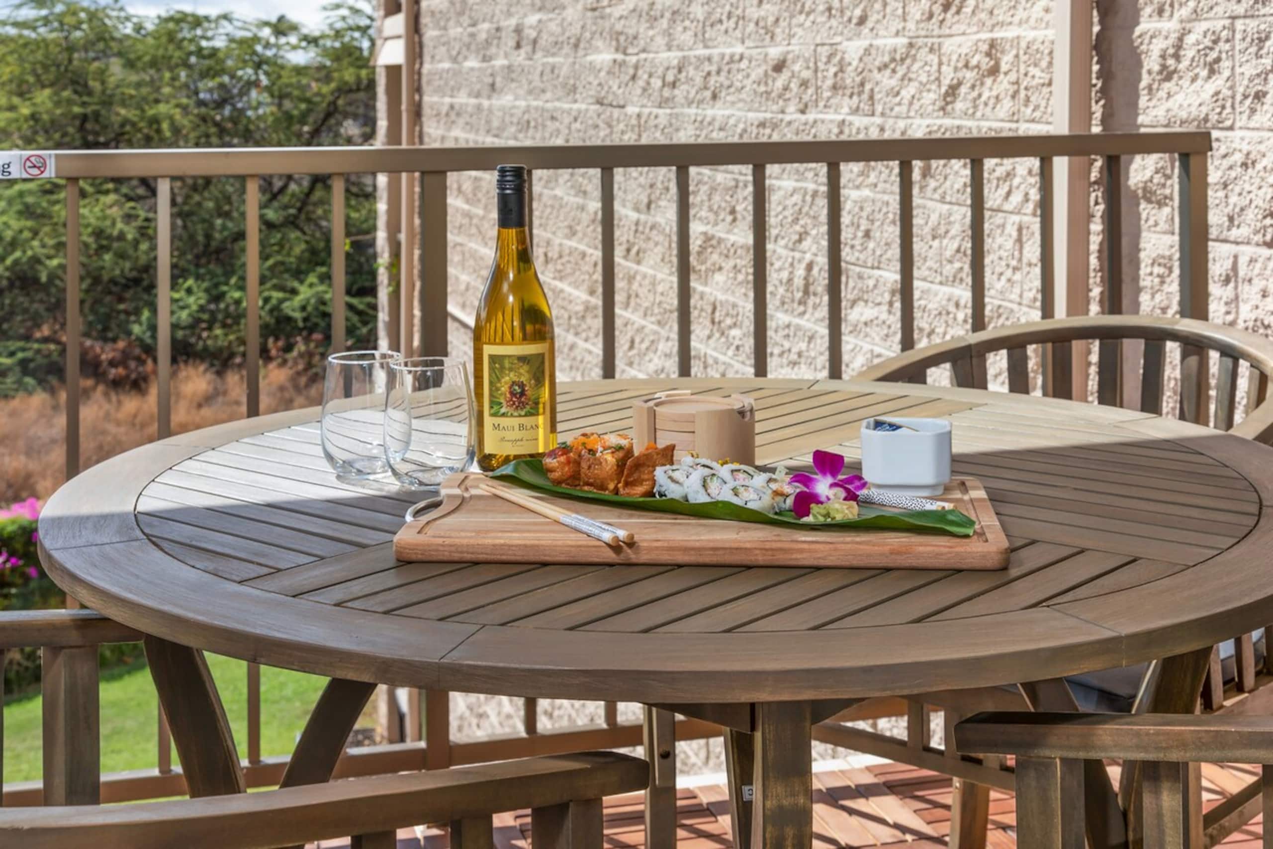 Elegant retreat w/ private lanai & hot tub - Photo 25