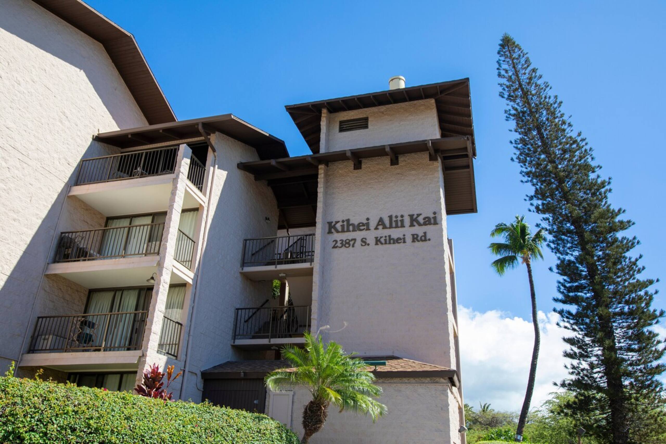 Elegant retreat w/ private lanai & hot tub - Photo 27