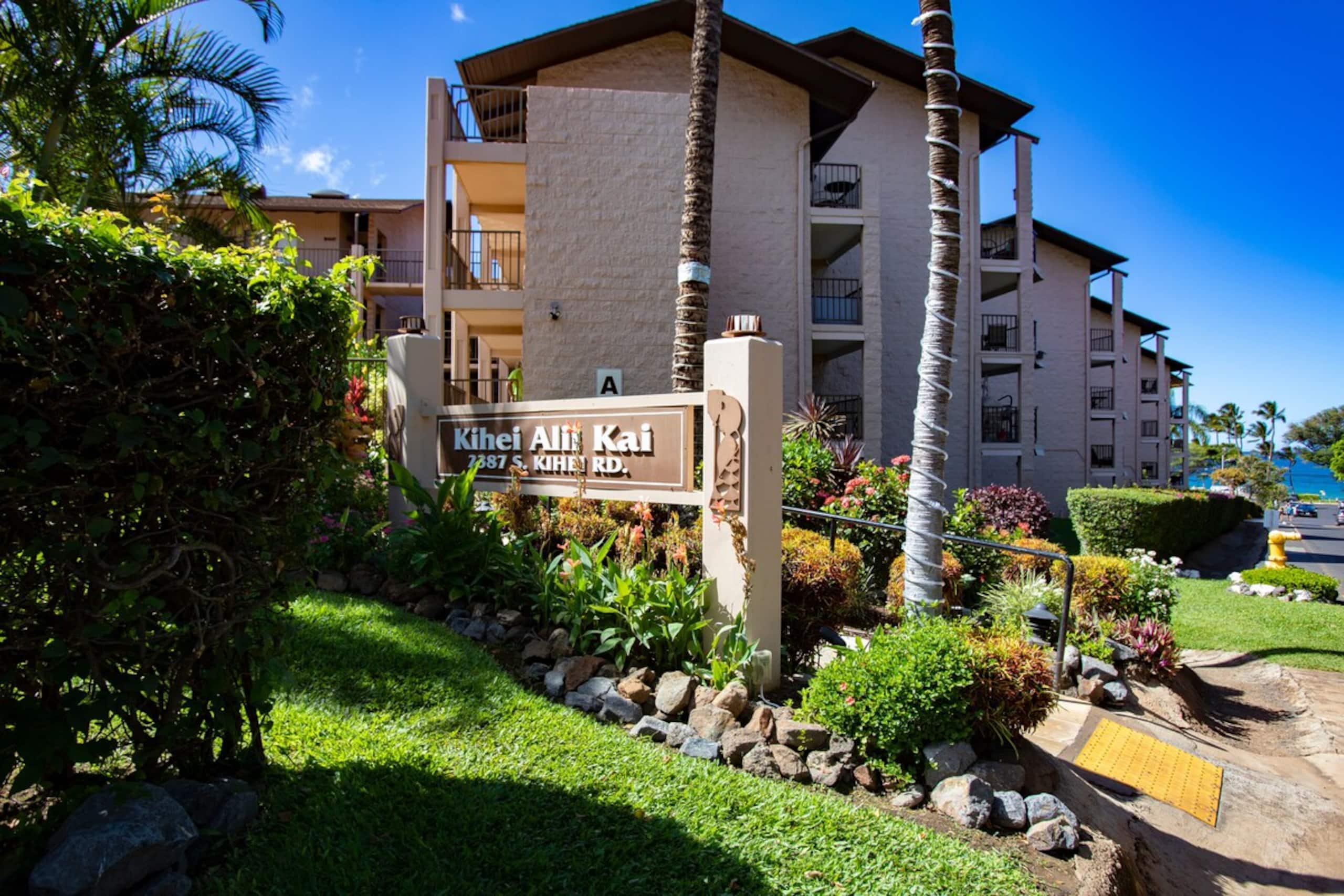Elegant retreat w/ private lanai & hot tub - Photo 28