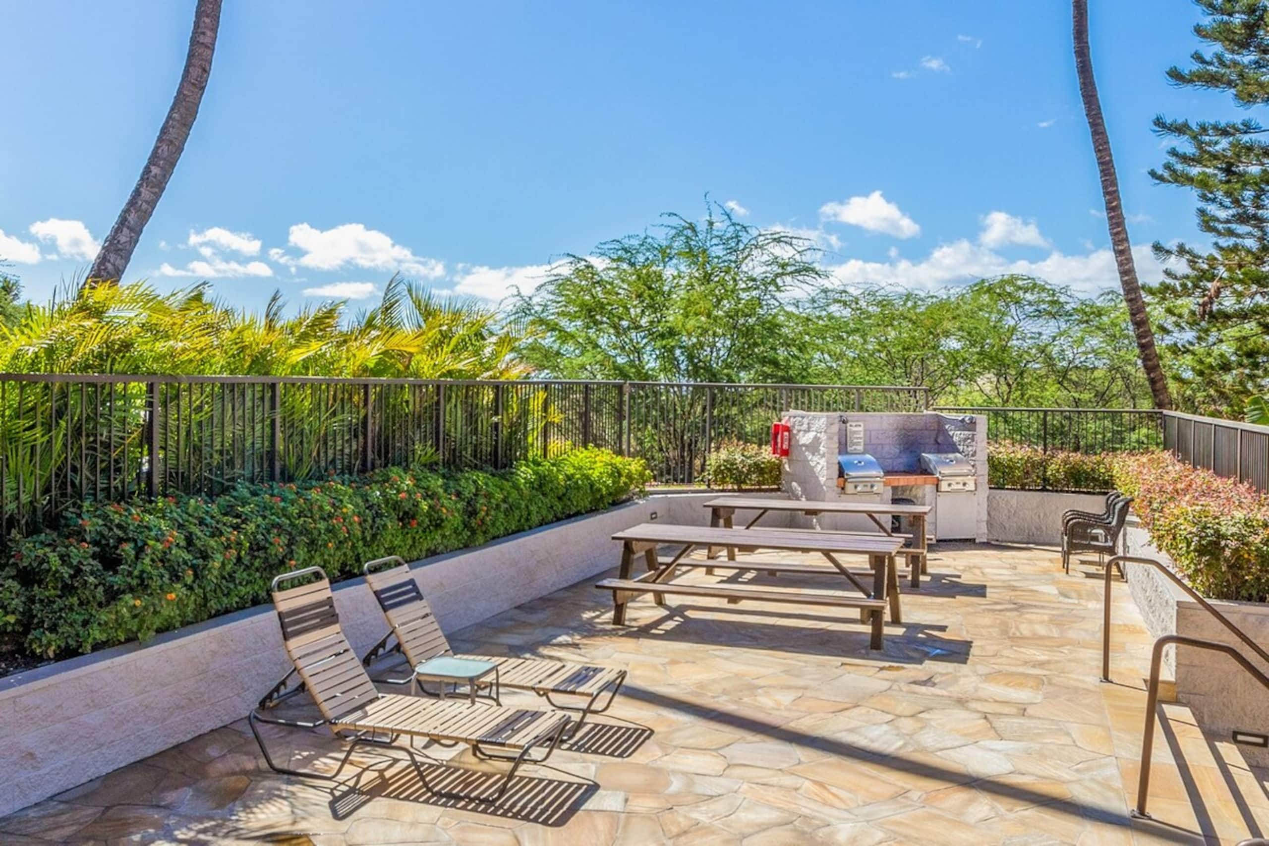 Elegant retreat w/ private lanai & hot tub - Photo 32