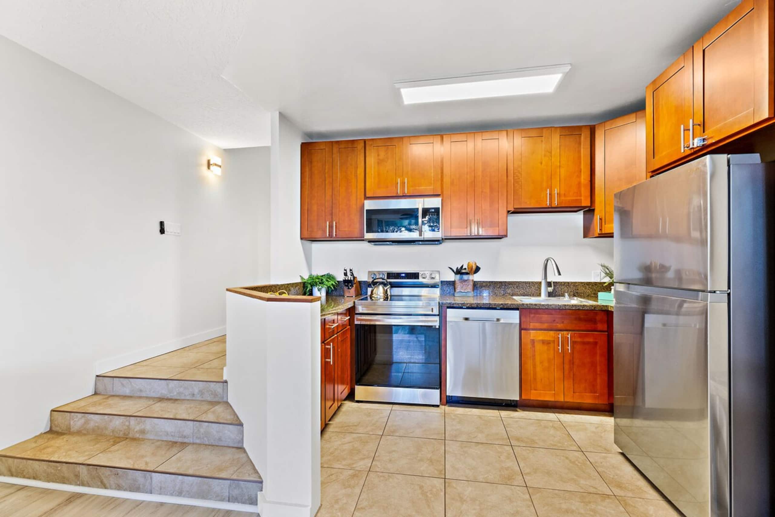 Upgraded beachside condo with ground floor access - Photo 11