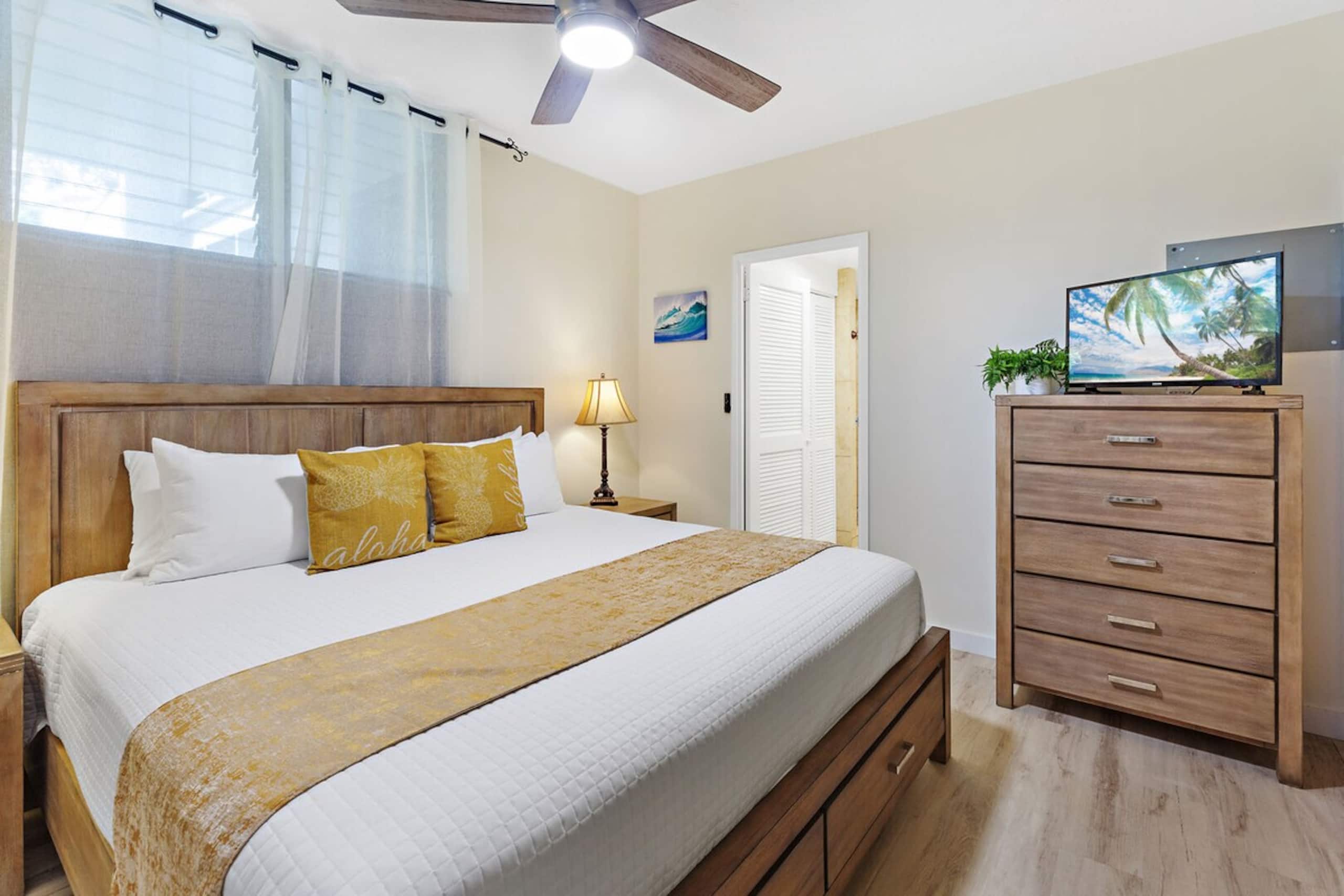 Upgraded beachside condo with ground floor access - Photo 18