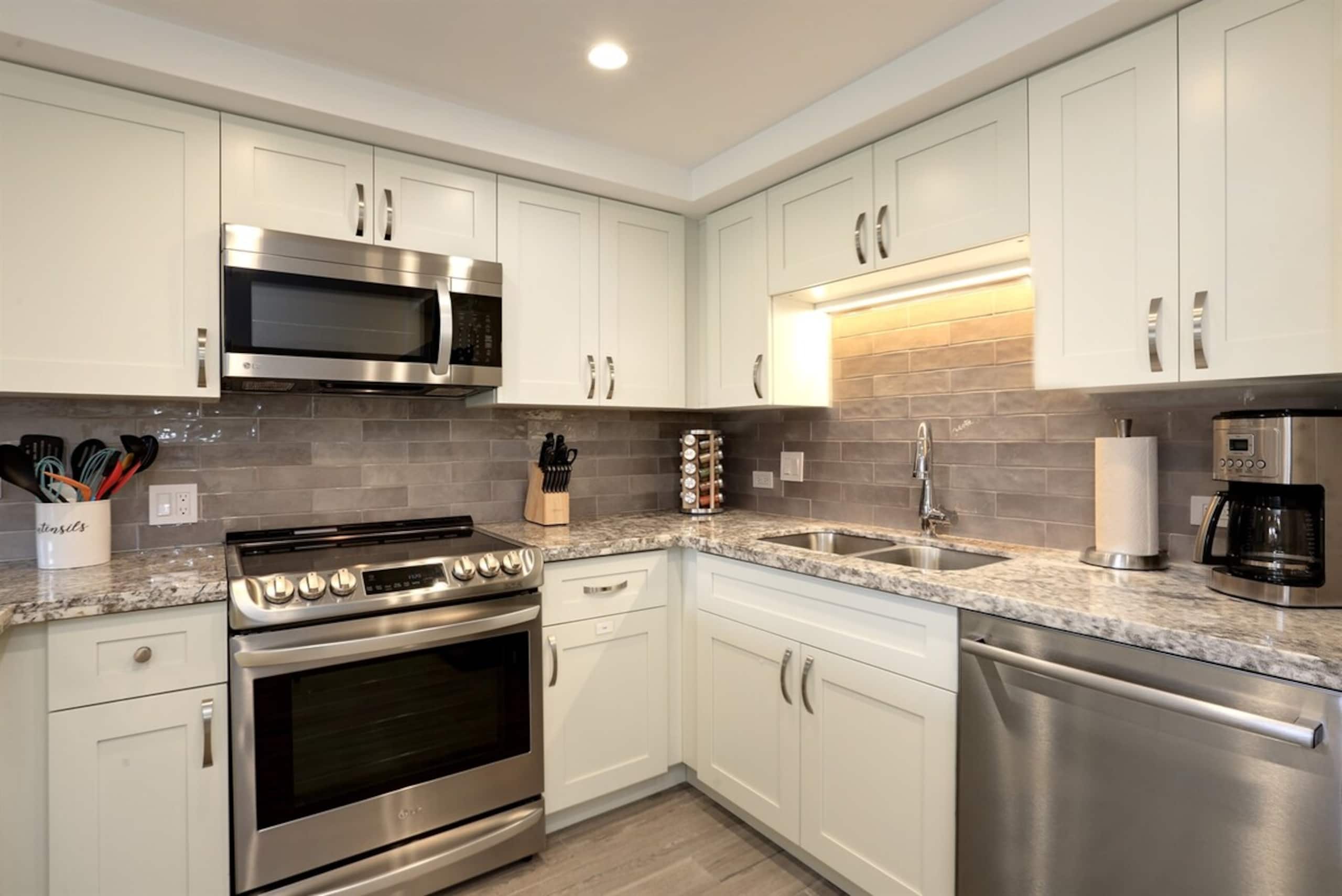 Oceanview, on-site pickle ball, meticulously clean - Photo 6