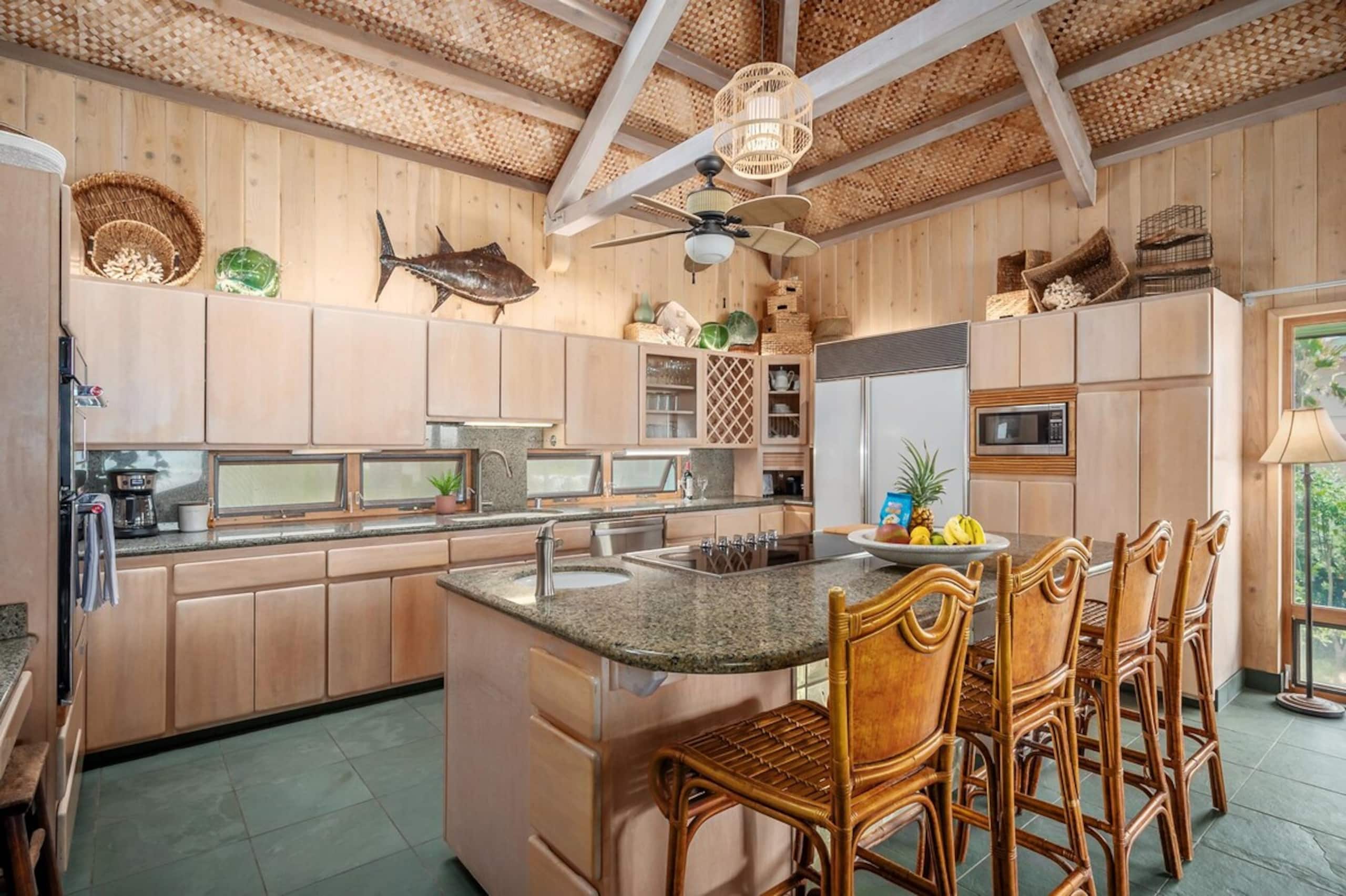 Beachfront Getaway with Panoramic Views - Photo 7