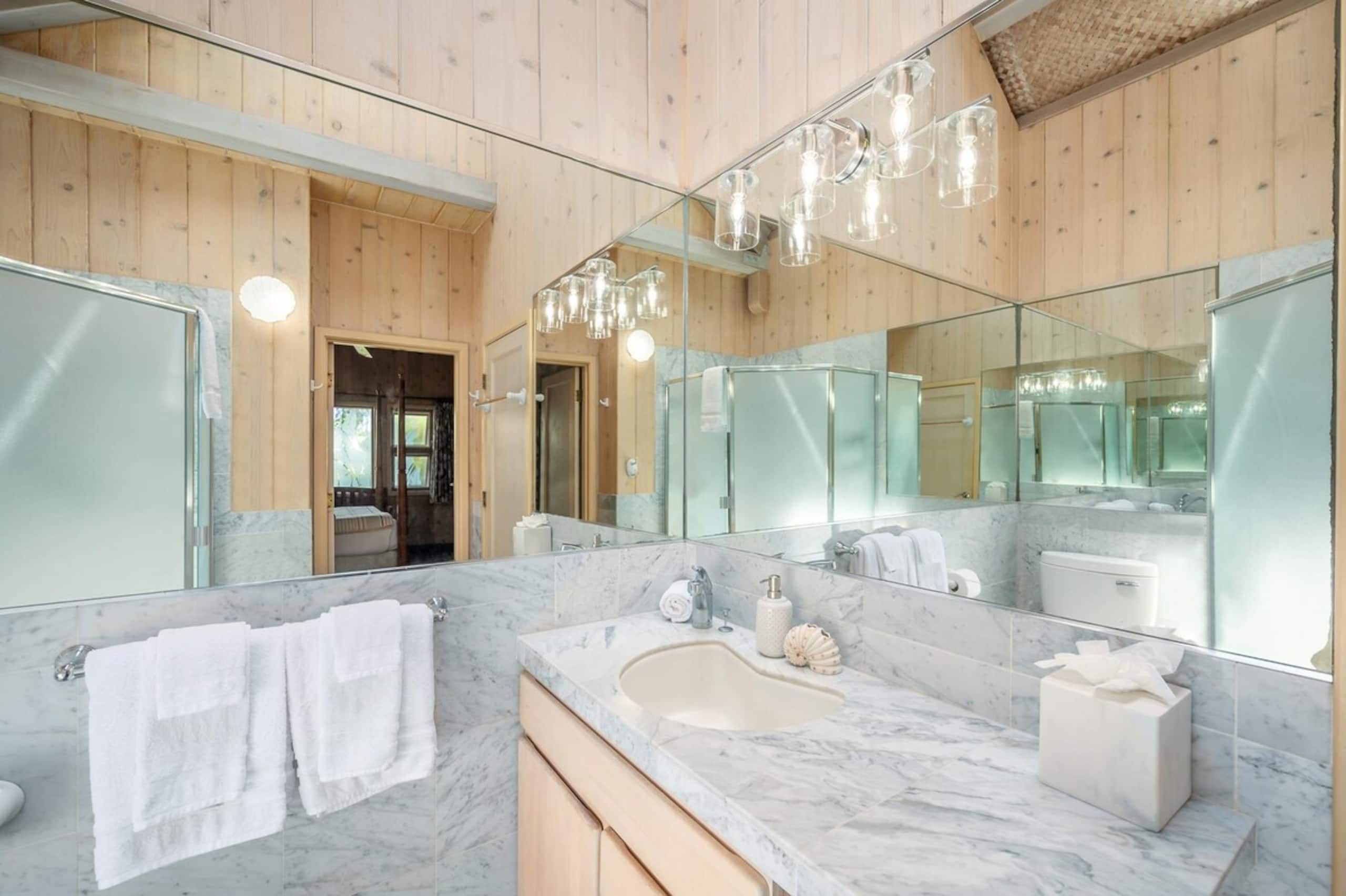 Beachfront Getaway with Panoramic Views - Photo 14