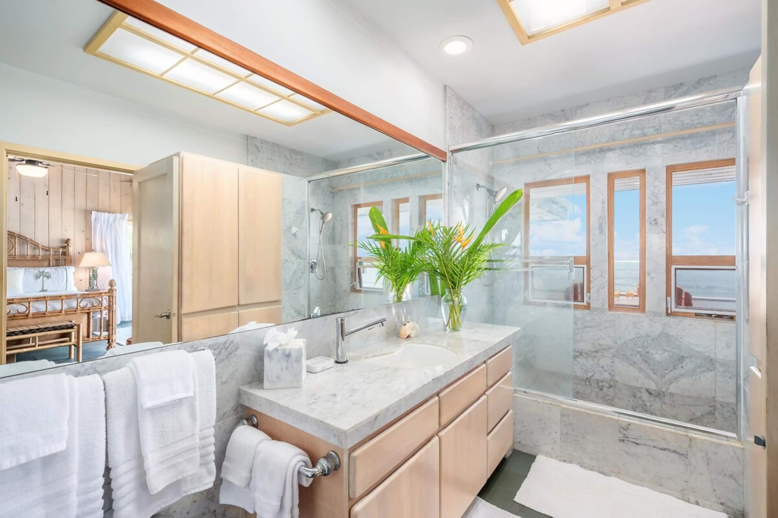 Beachfront Getaway with Panoramic Views - Photo 17