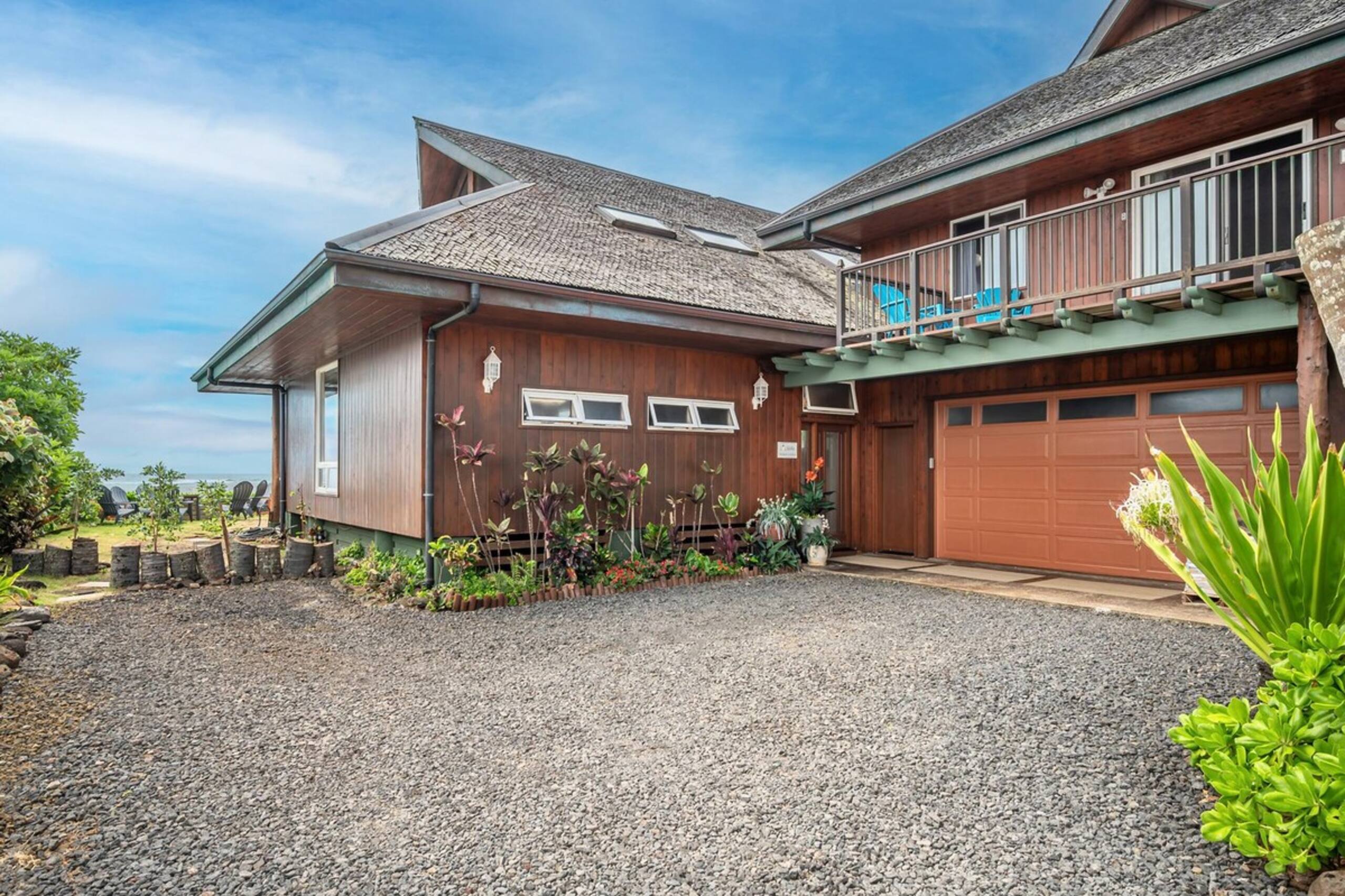 Beachfront Getaway with Panoramic Views - Photo 43
