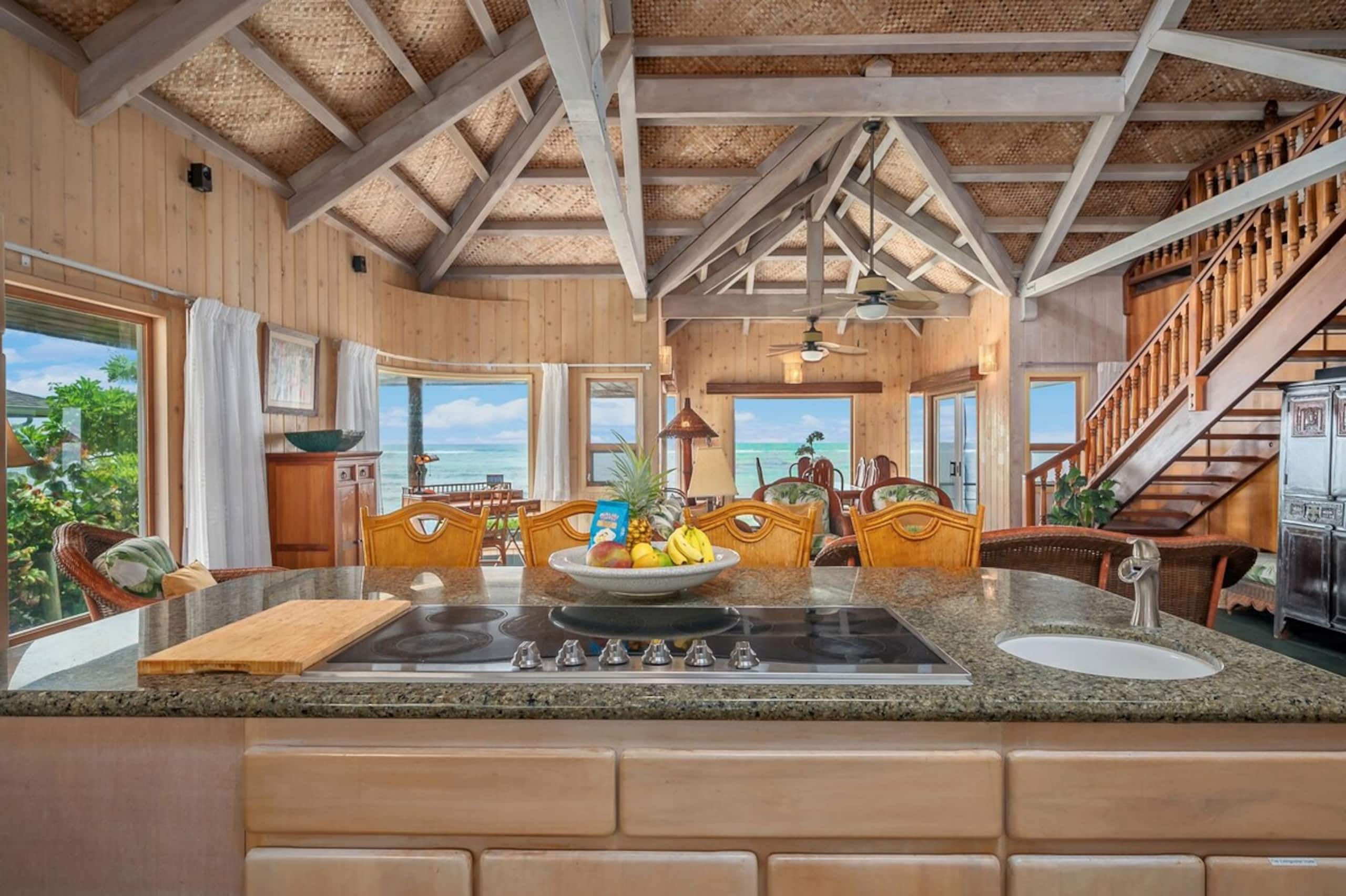 Beachfront Getaway with Panoramic Views - Photo 9