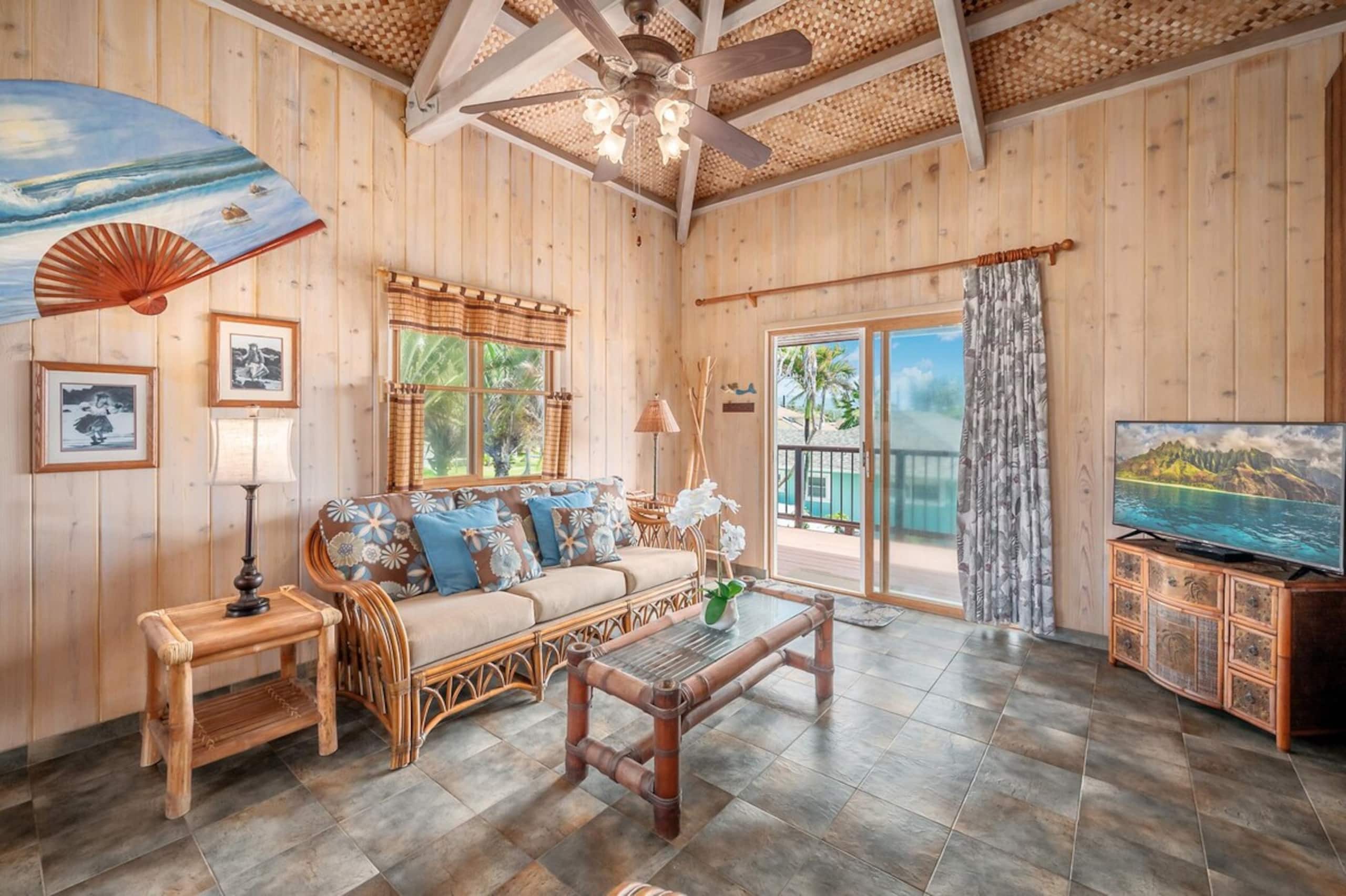 Beachfront Getaway with Panoramic Views - Photo 21