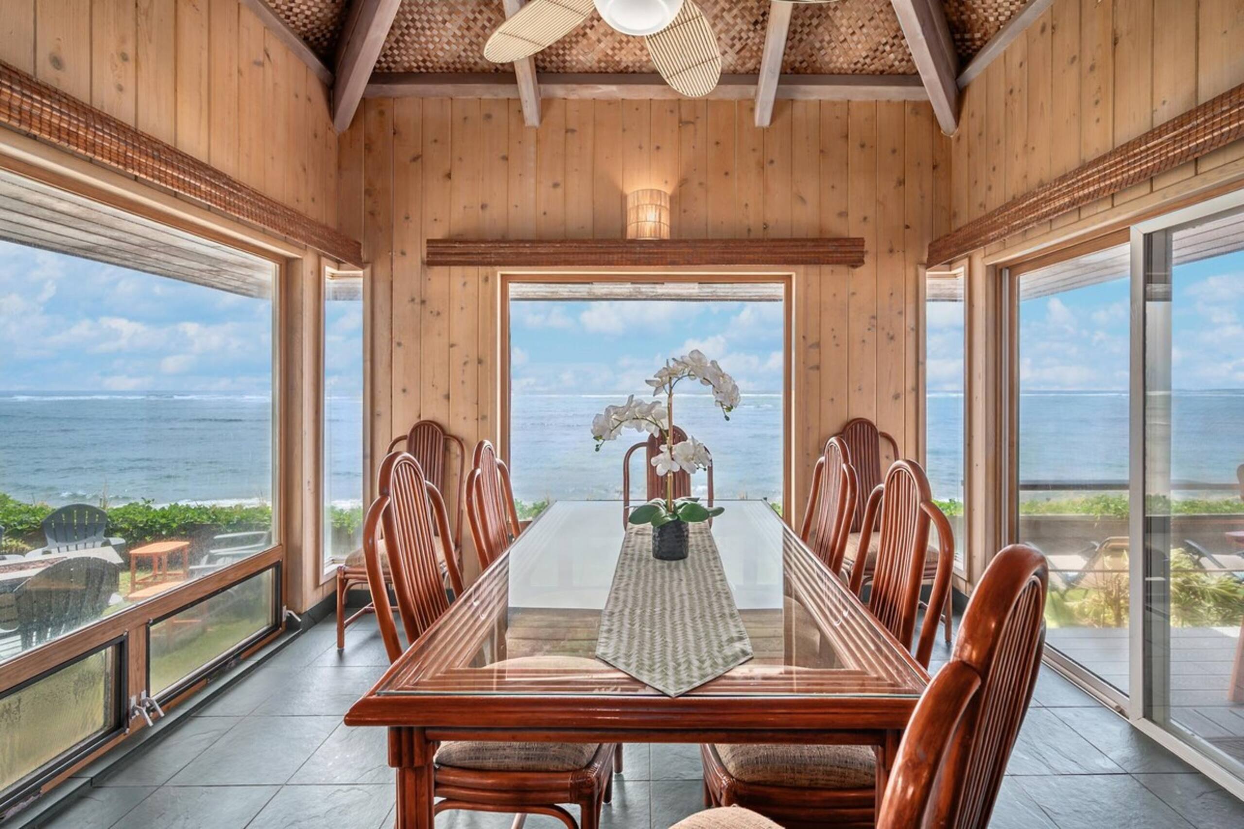 Beachfront Getaway with Panoramic Views - Photo 11