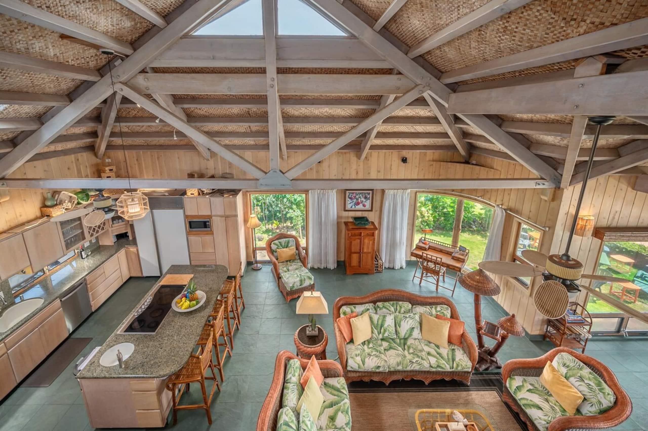 Beachfront Getaway with Panoramic Views - Photo 2
