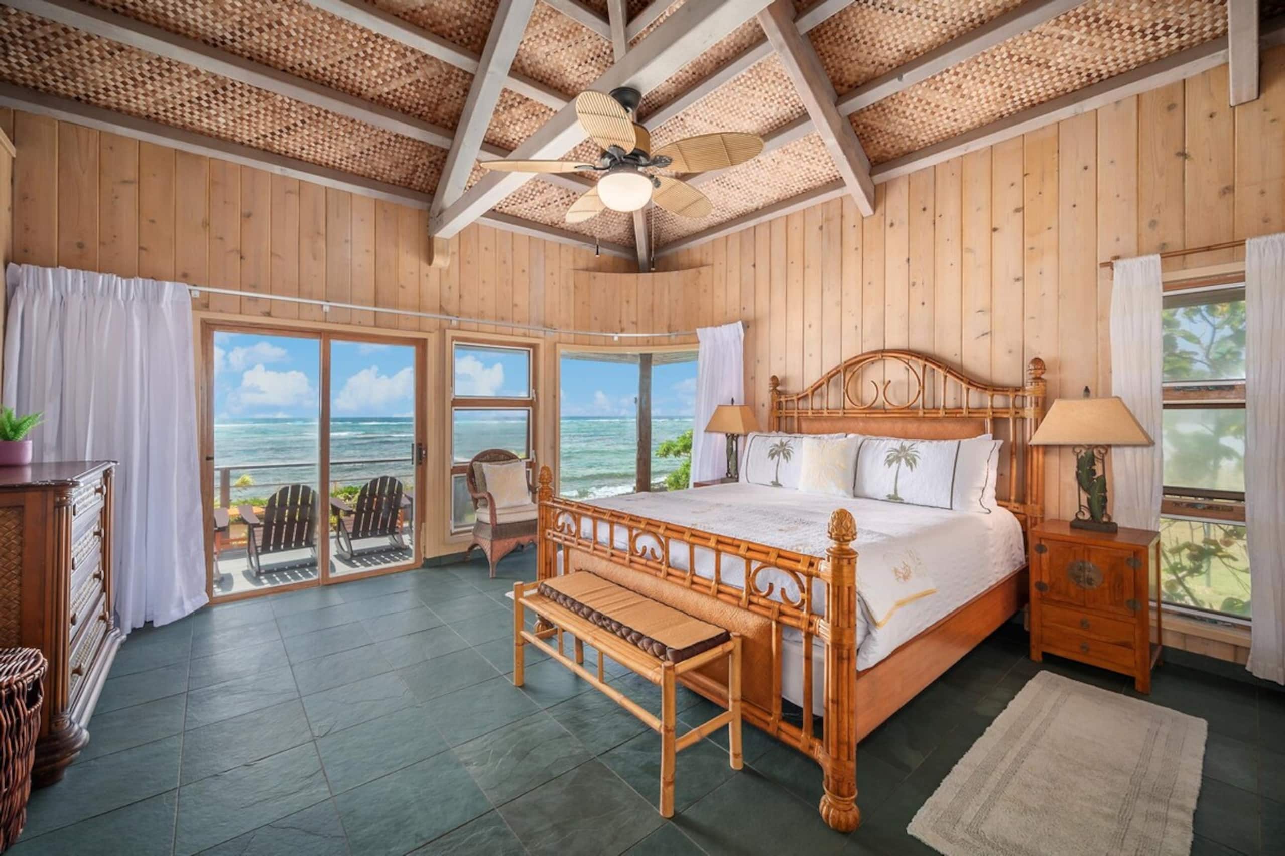 Beachfront Getaway with Panoramic Views - Photo 15