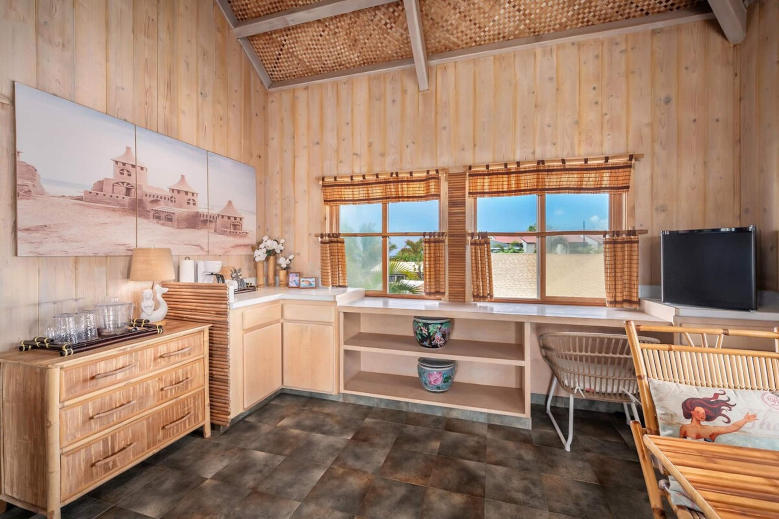 Beachfront Getaway with Panoramic Views - Photo 23