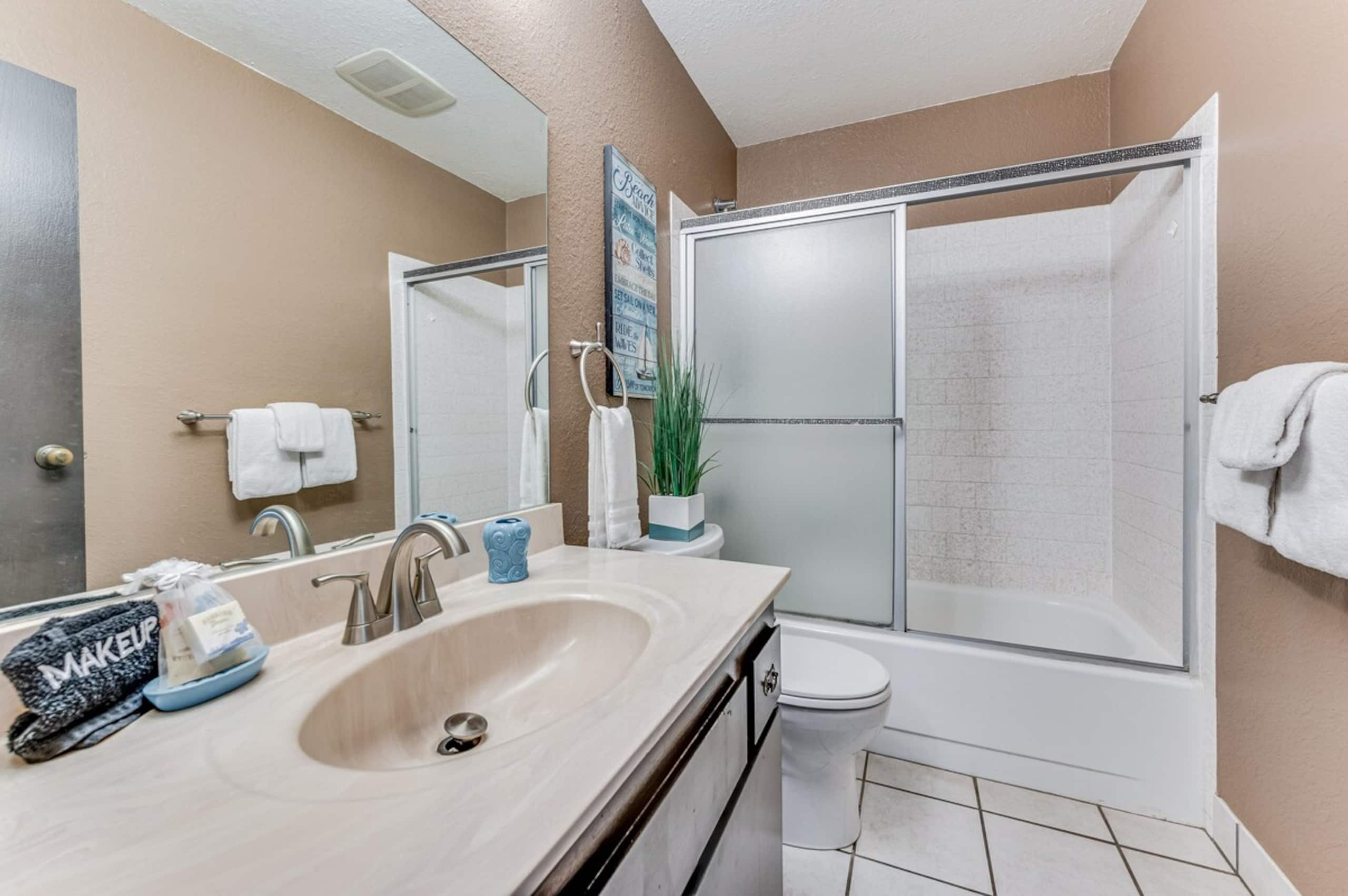 Beautiful Updated Condo, Steps from Beaches/Restau - Photo 11