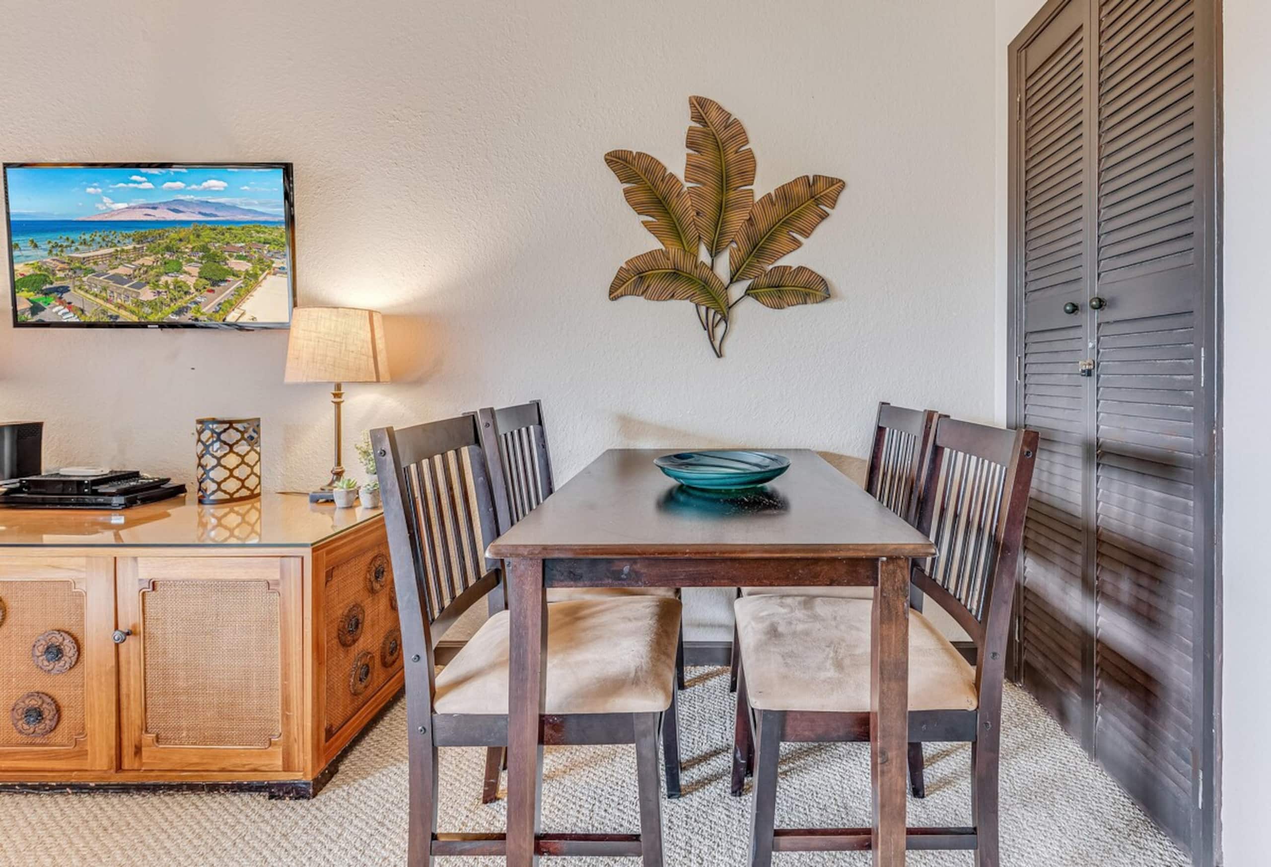 Beautiful Updated Condo, Steps from Beaches/Restau - Photo 8