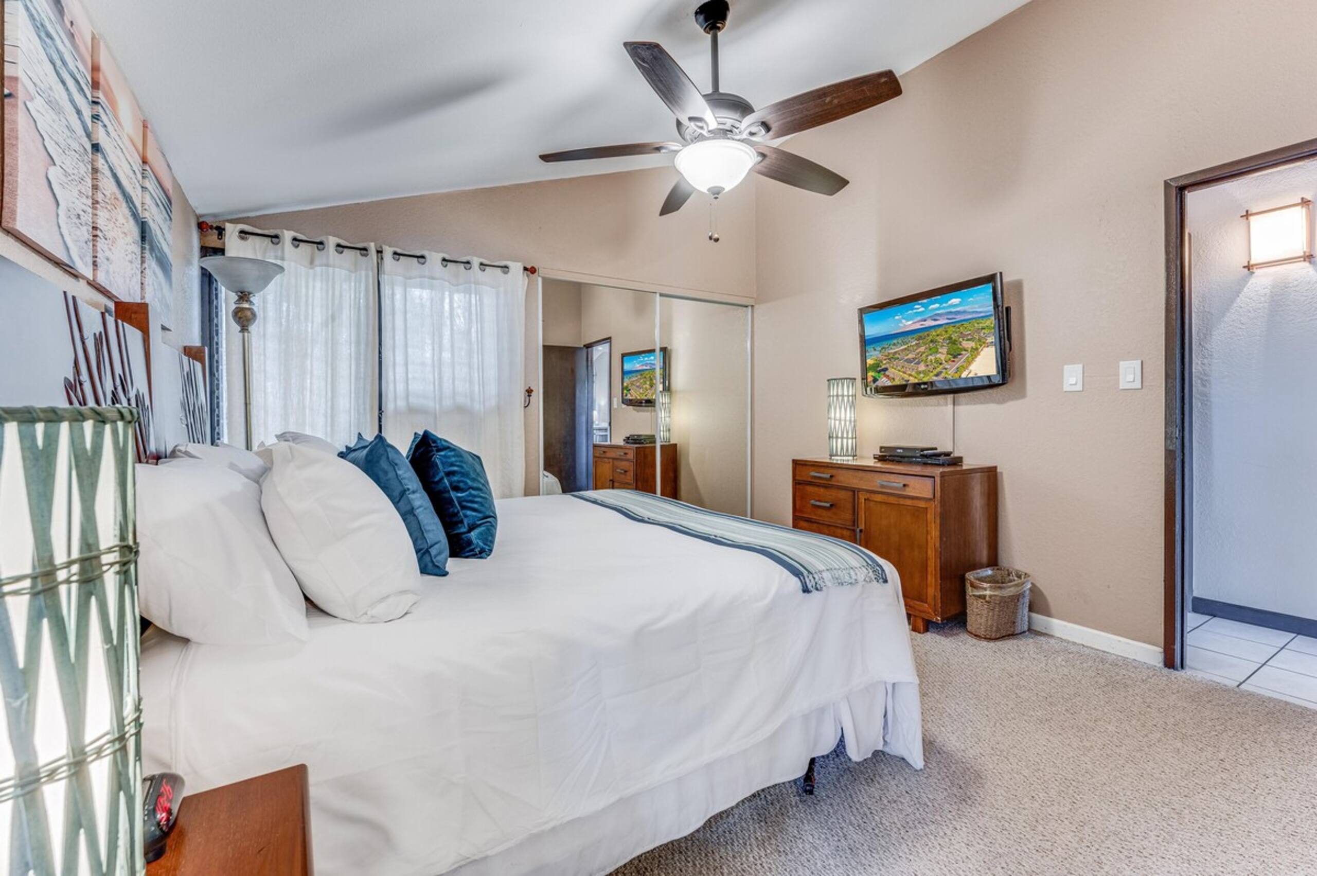 Beautiful Updated Condo, Steps from Beaches/Restau - Photo 14