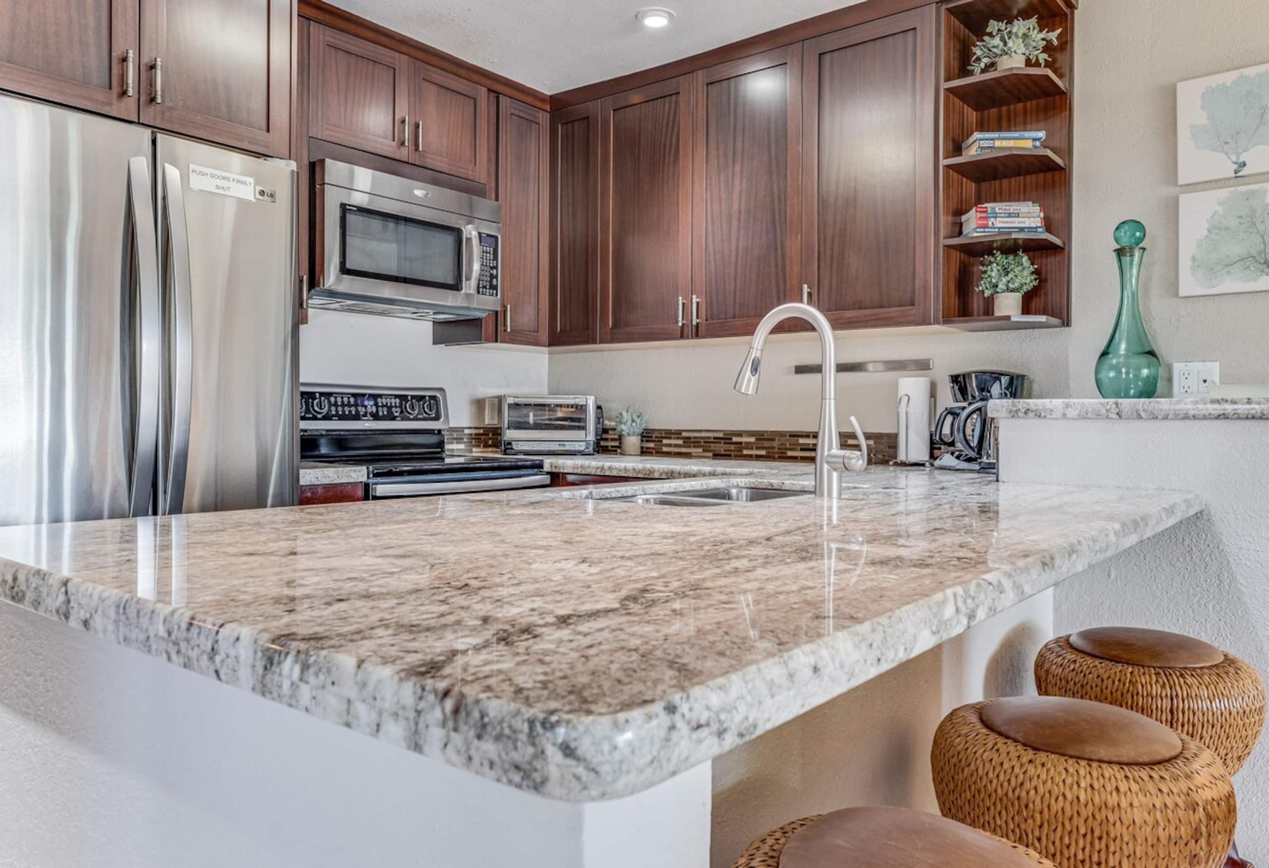 Beautiful Updated Condo, Steps from Beaches/Restau - Photo 10