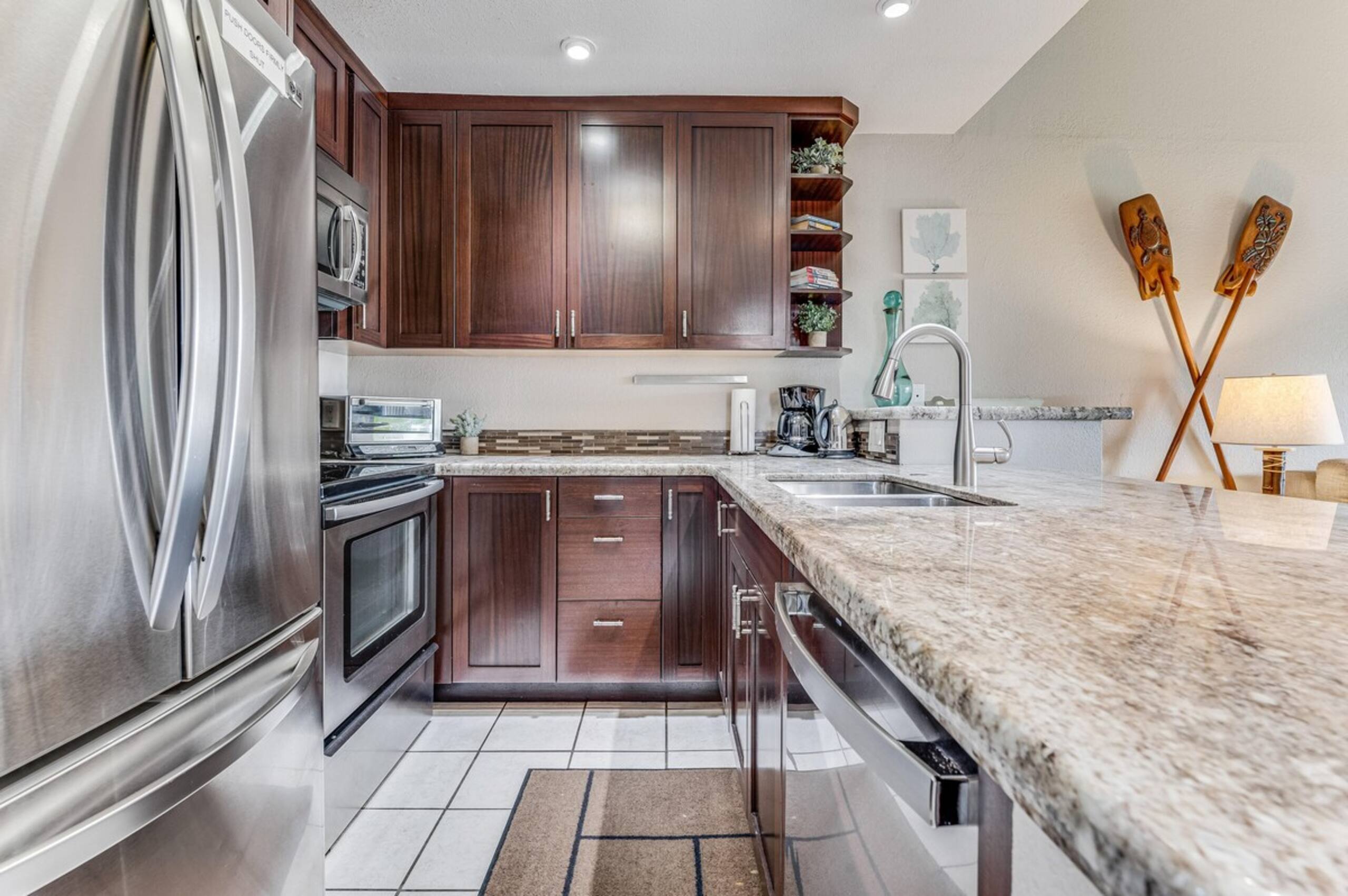 Beautiful Updated Condo, Steps from Beaches/Restau - Photo 20