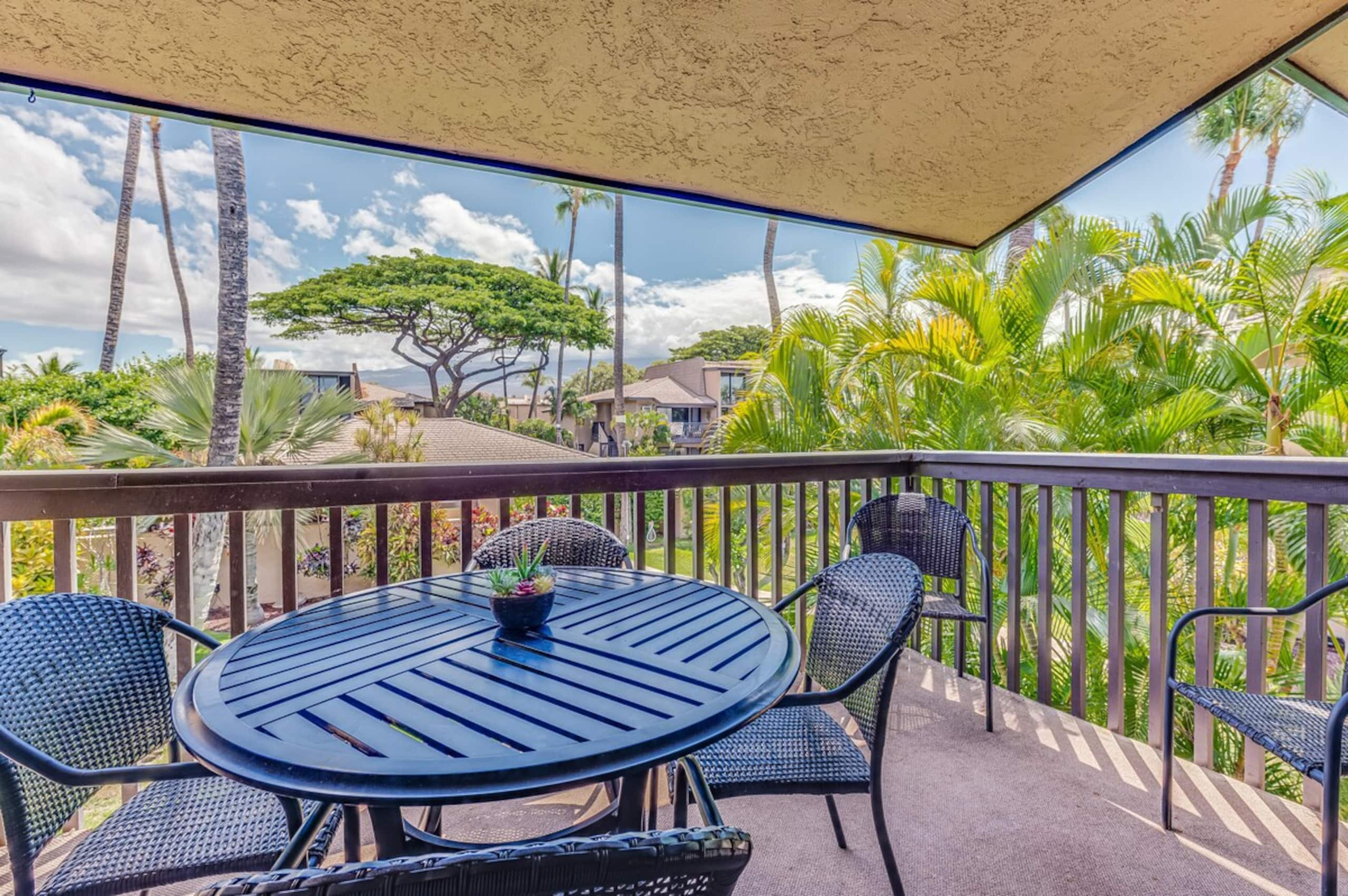 Beautiful Updated Condo, Steps from Beaches/Restau - Photo 21
