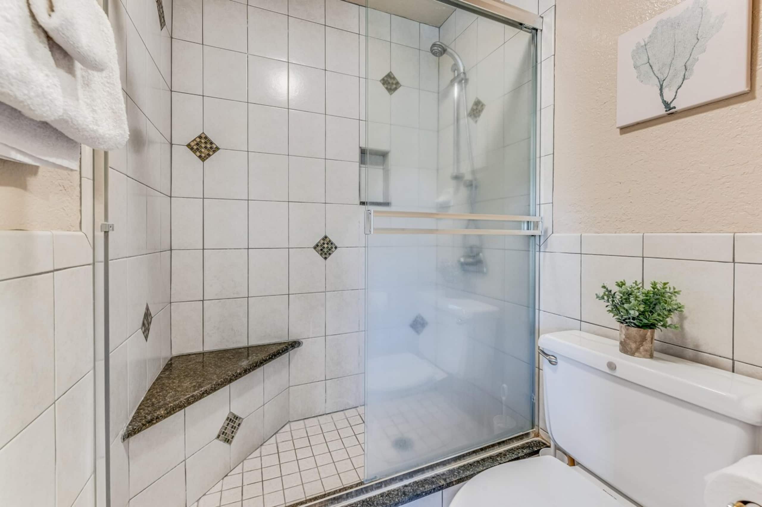 Beautiful Updated Condo, Steps from Beaches/Restau - Photo 17
