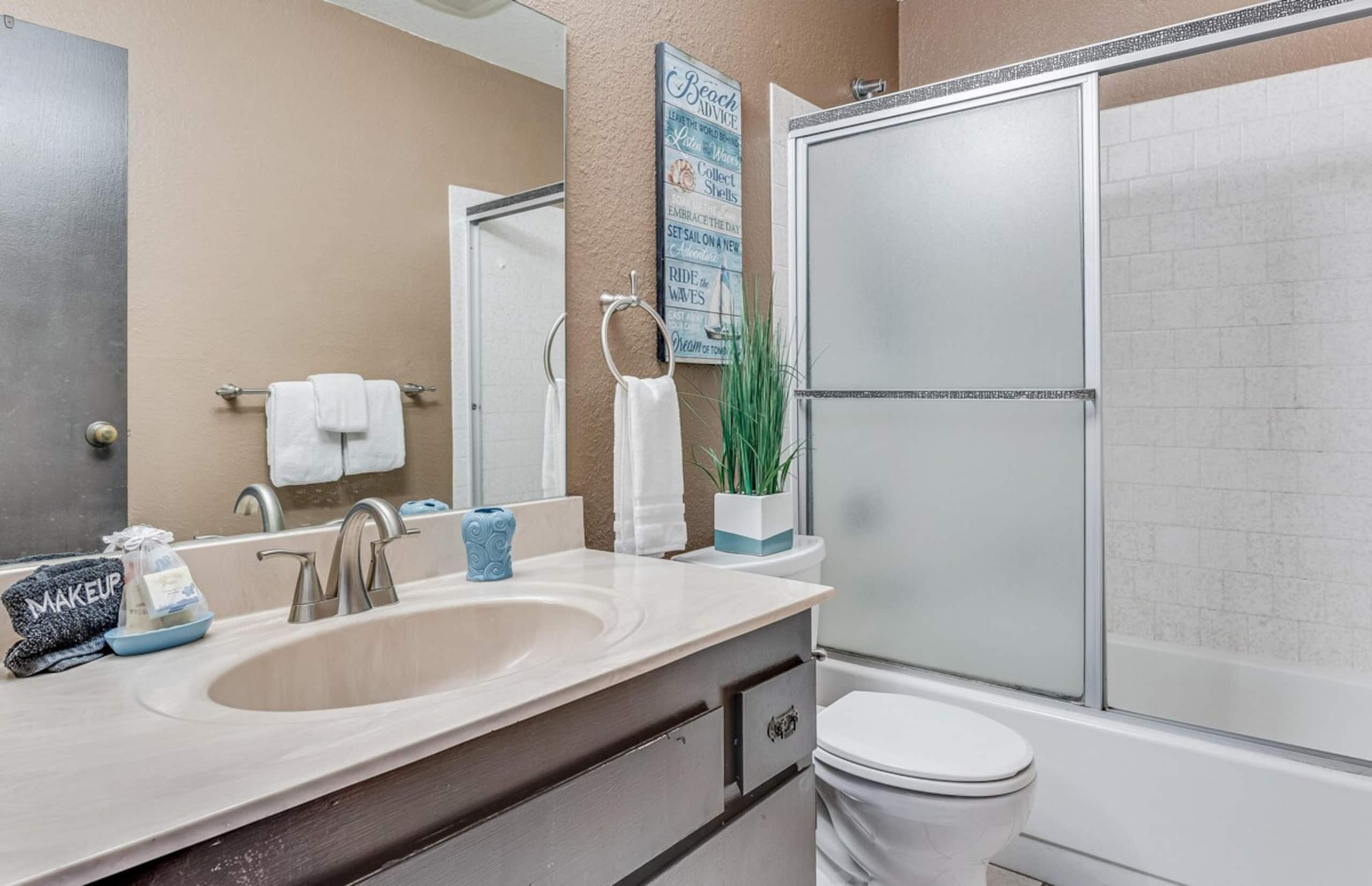 Beautiful Updated Condo, Steps from Beaches/Restau - Photo 12