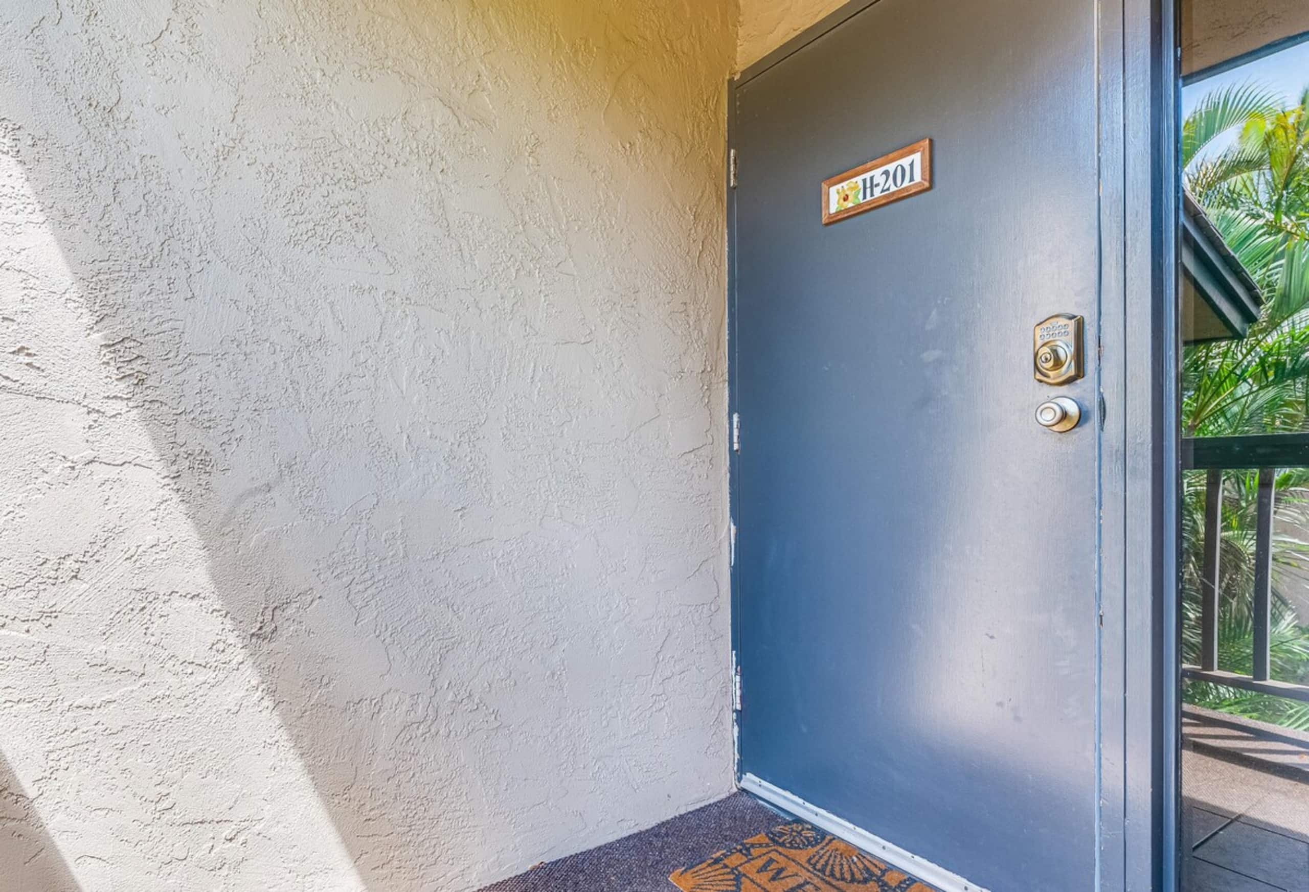 Beautiful Updated Condo, Steps from Beaches/Restau - Photo 28
