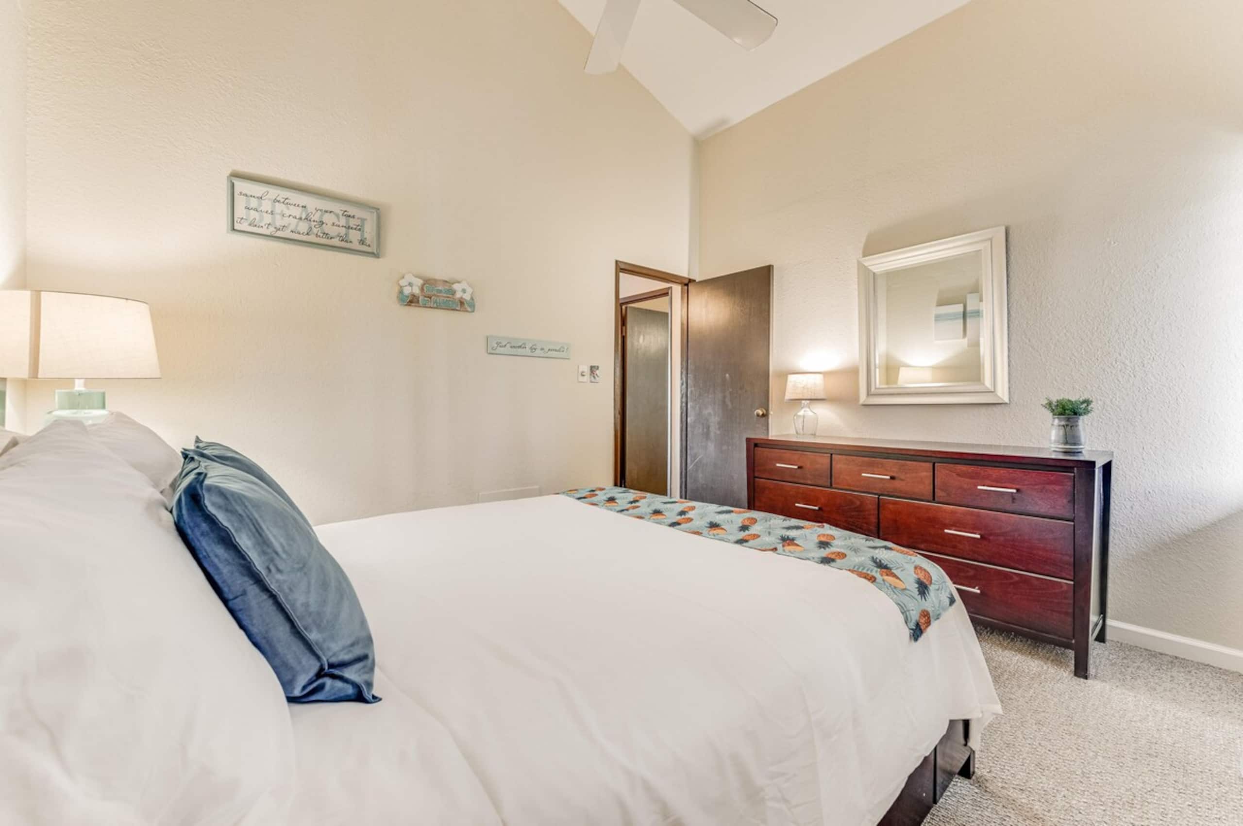 Beautiful Updated Condo, Steps from Beaches/Restau - Photo 18