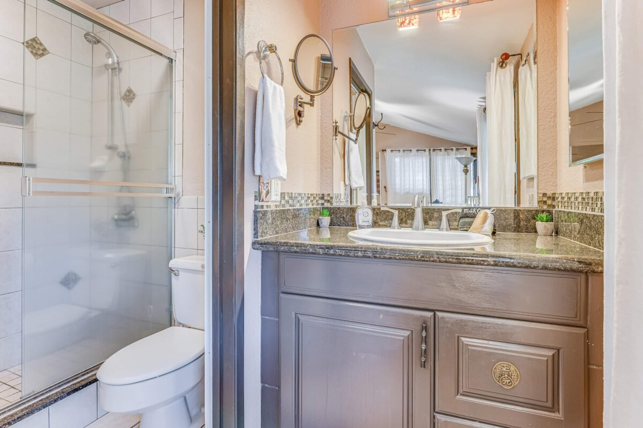 Beautiful Updated Condo, Steps from Beaches/Restau - Photo 16