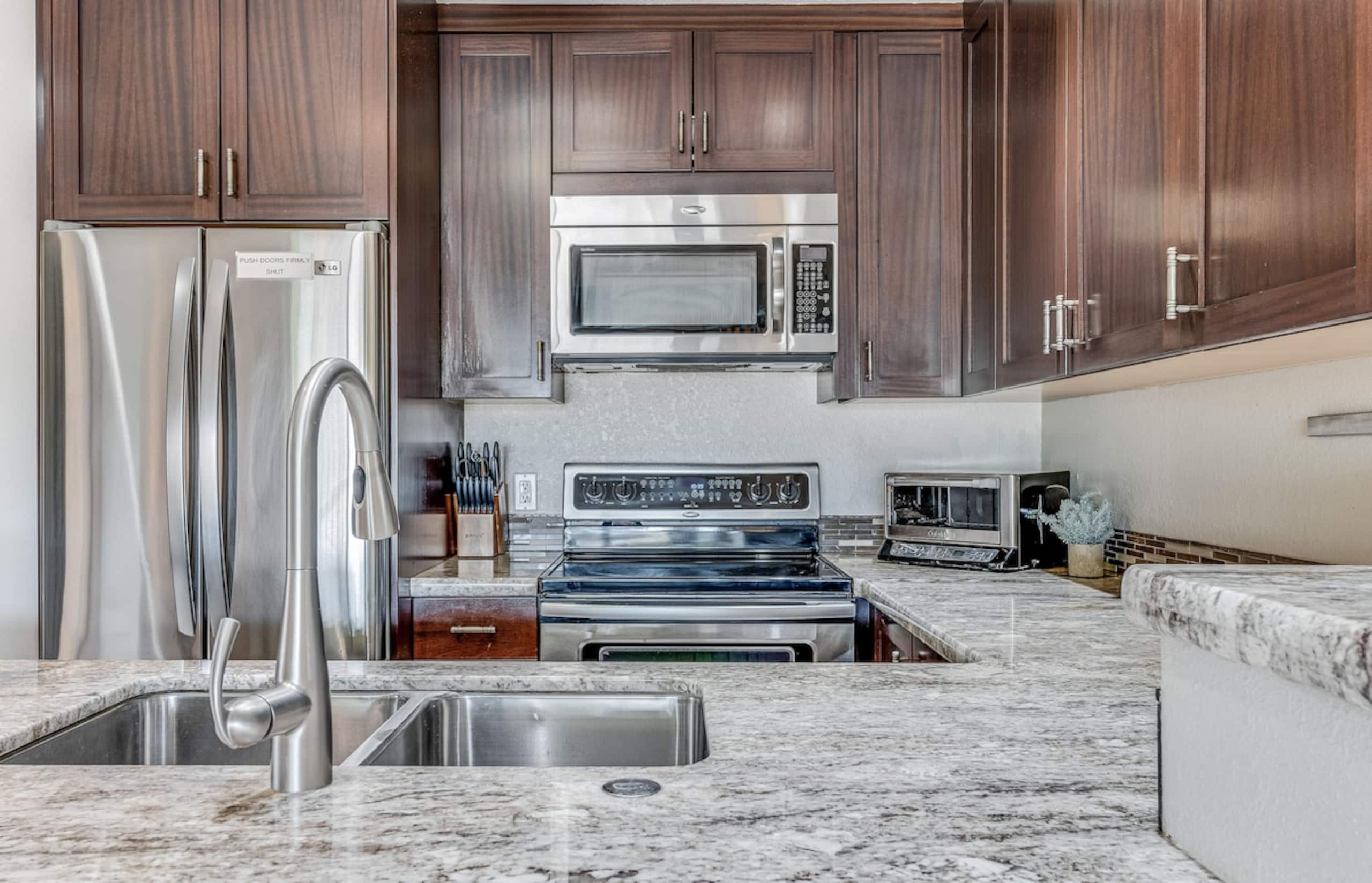 Beautiful Updated Condo, Steps from Beaches/Restau - Photo 3