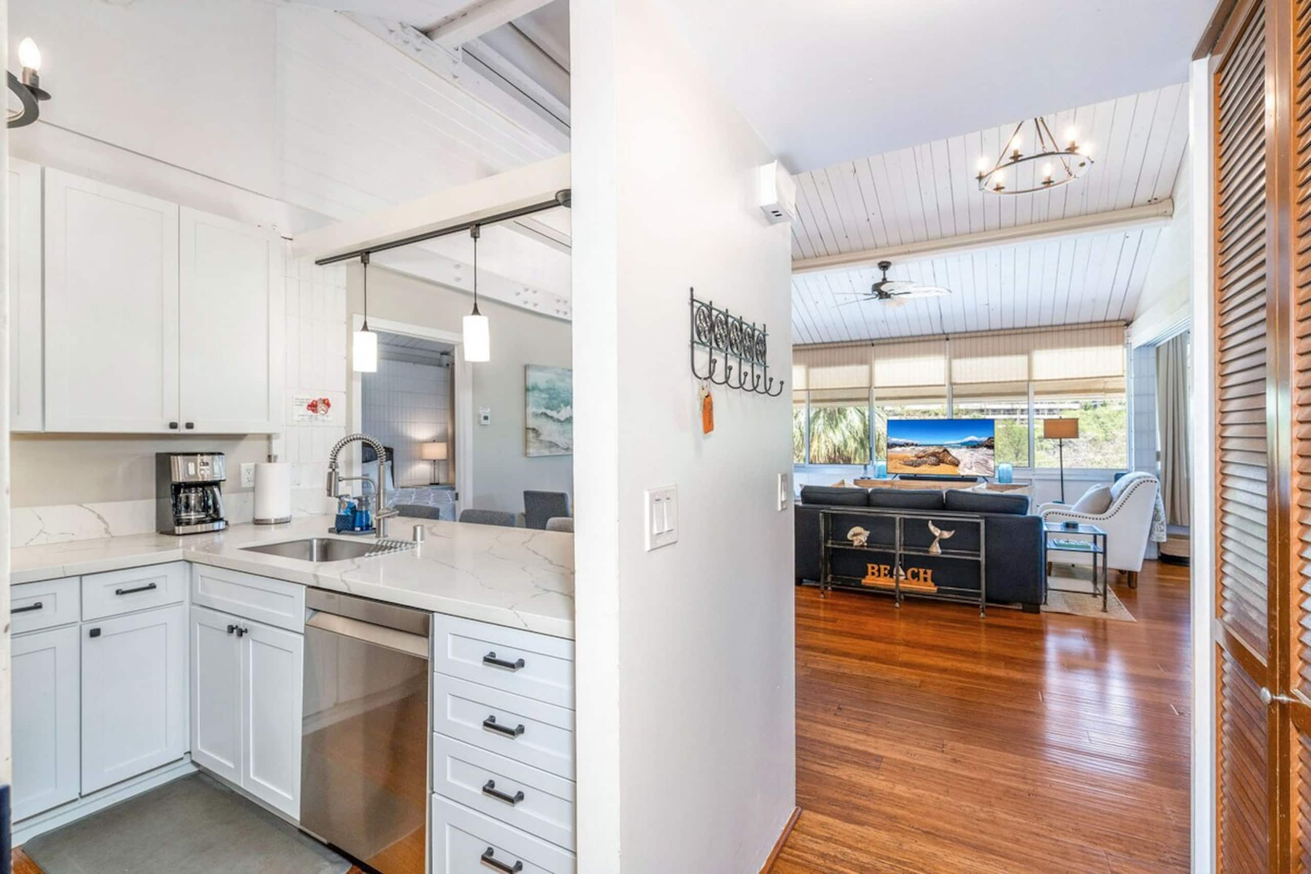 Haleakala Shores A-411 Modern, King Beds, Full AC - Photo 14