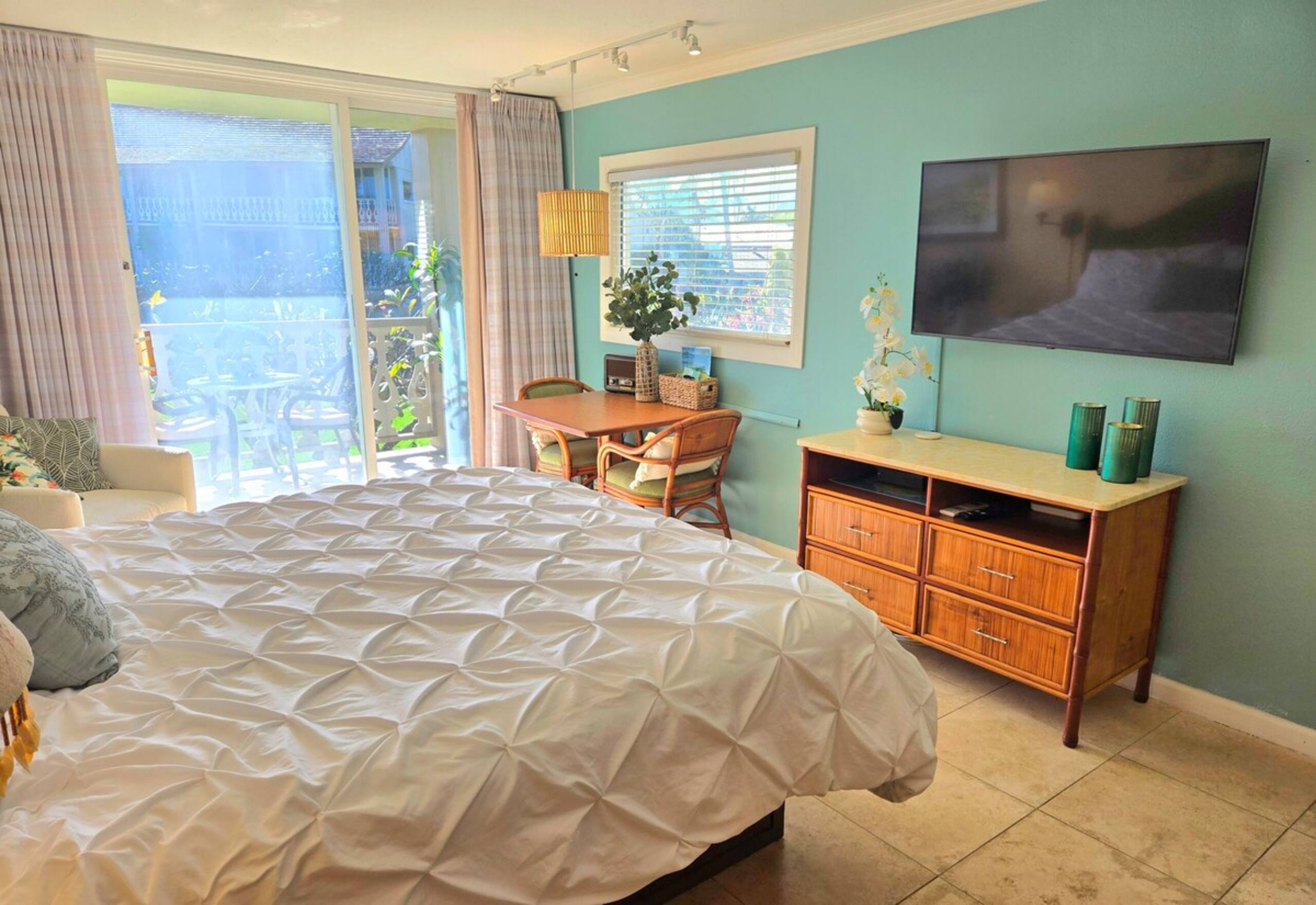 Ocean, Pool & Courtyard View Condo - corner unit - Photo 7