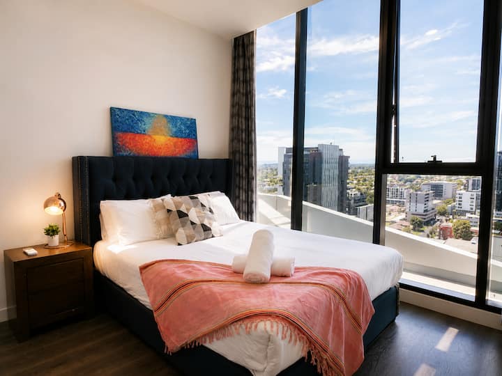 Sky High Box Hill Retreat | Pool, Gym & Parking - Forest Hill