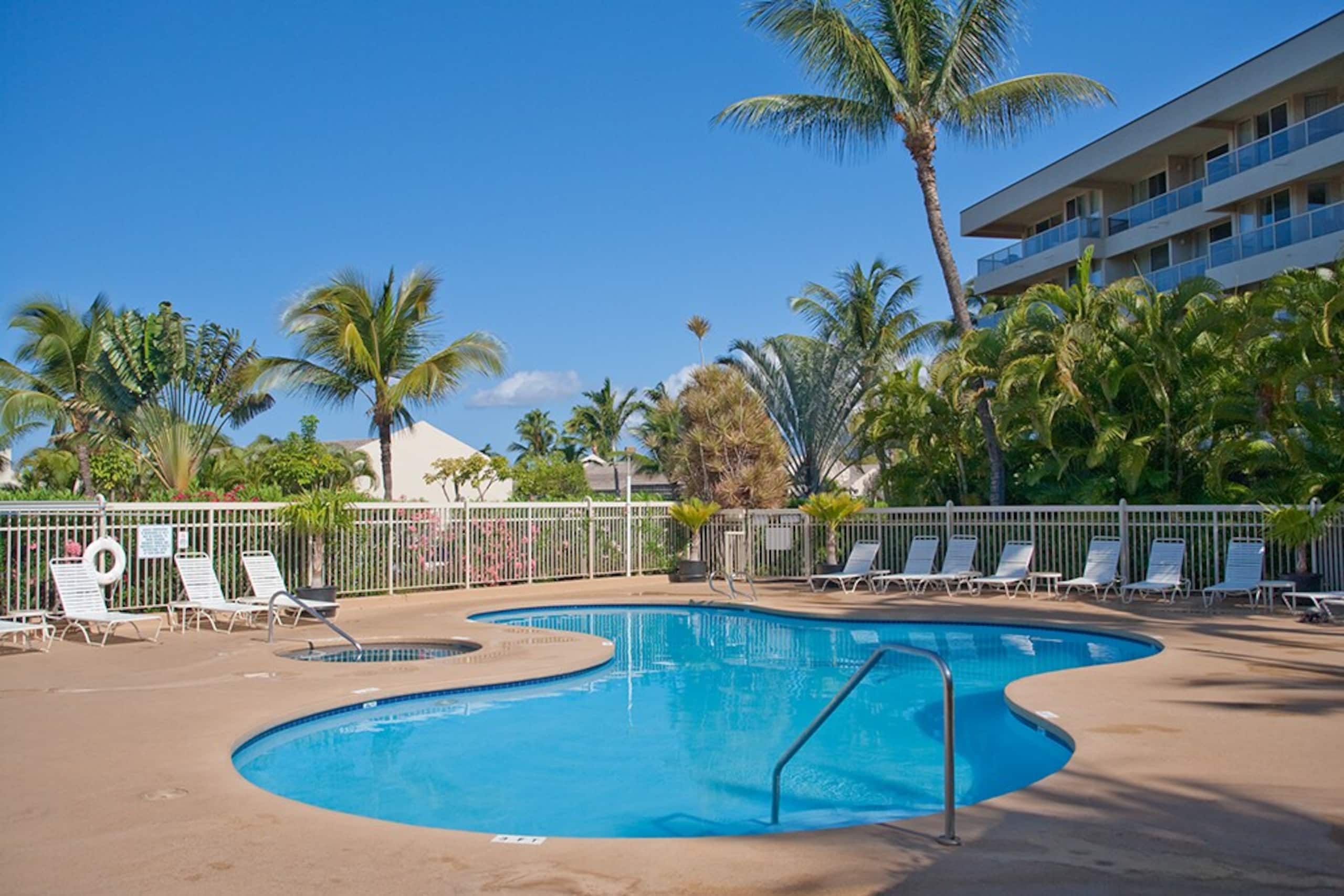 Maui Banyan Pool, Hot Tub, Walk to Beach - Photo 1