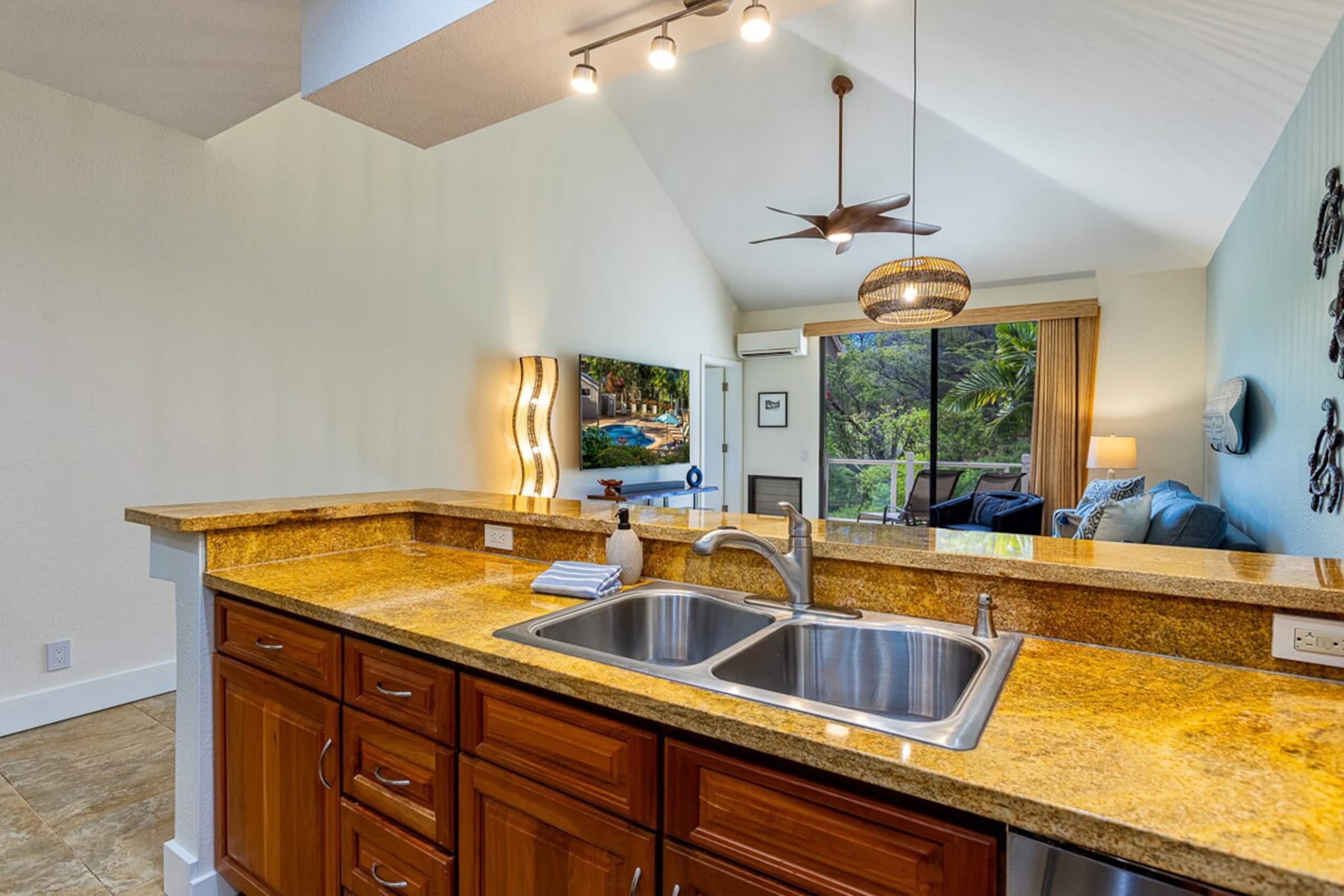 Wailea golf course condo w/ pool access - Photo 20