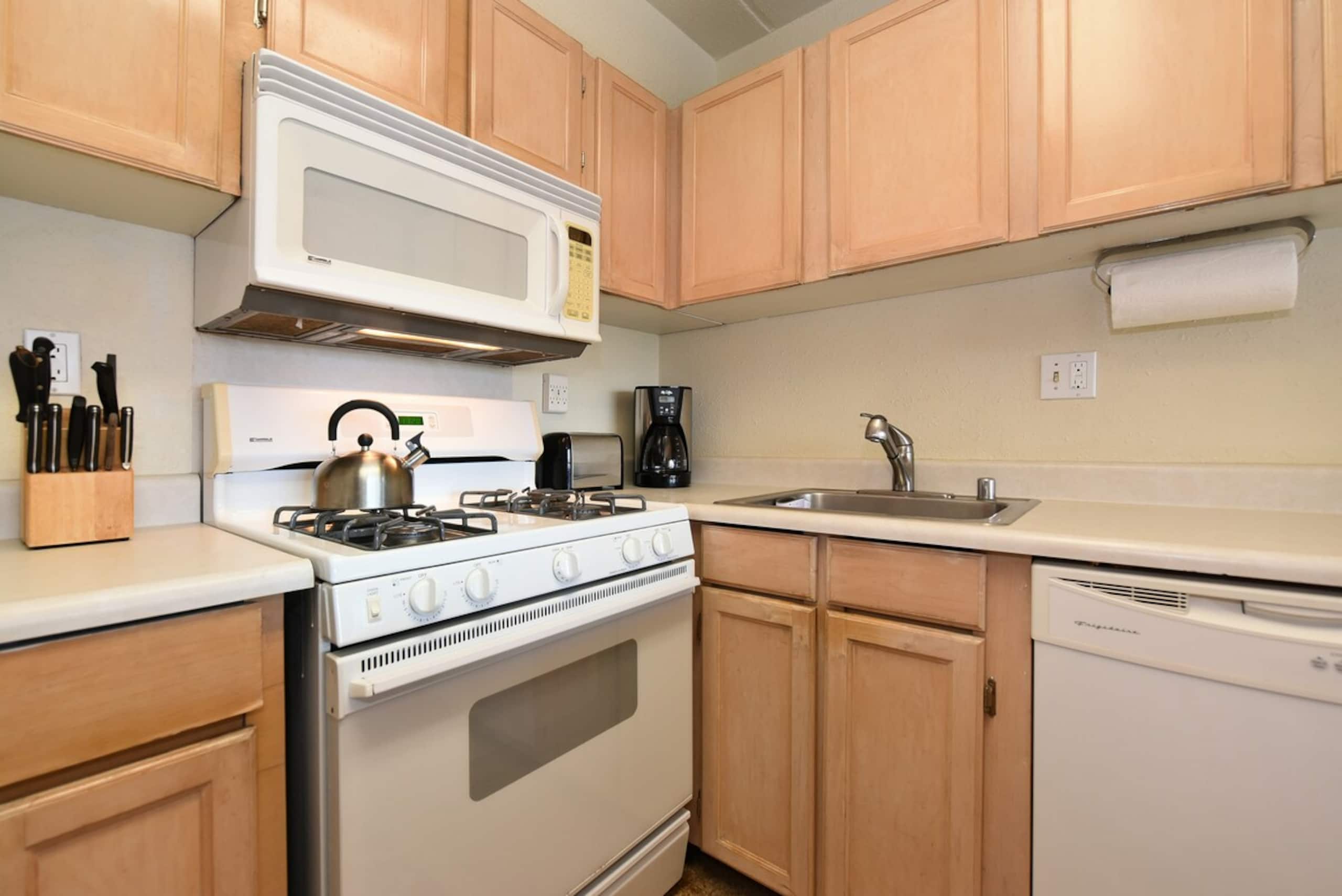 Cozy 1BD By Beach Ocean View Pool - Kihei Akahi - Photo 9