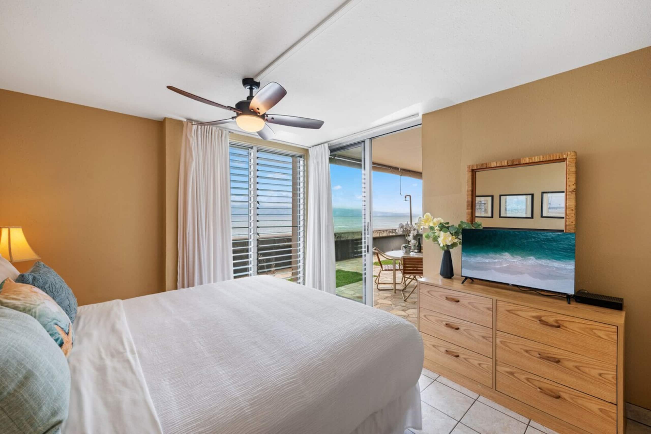 Bedroom with private lanai access - Photo 15